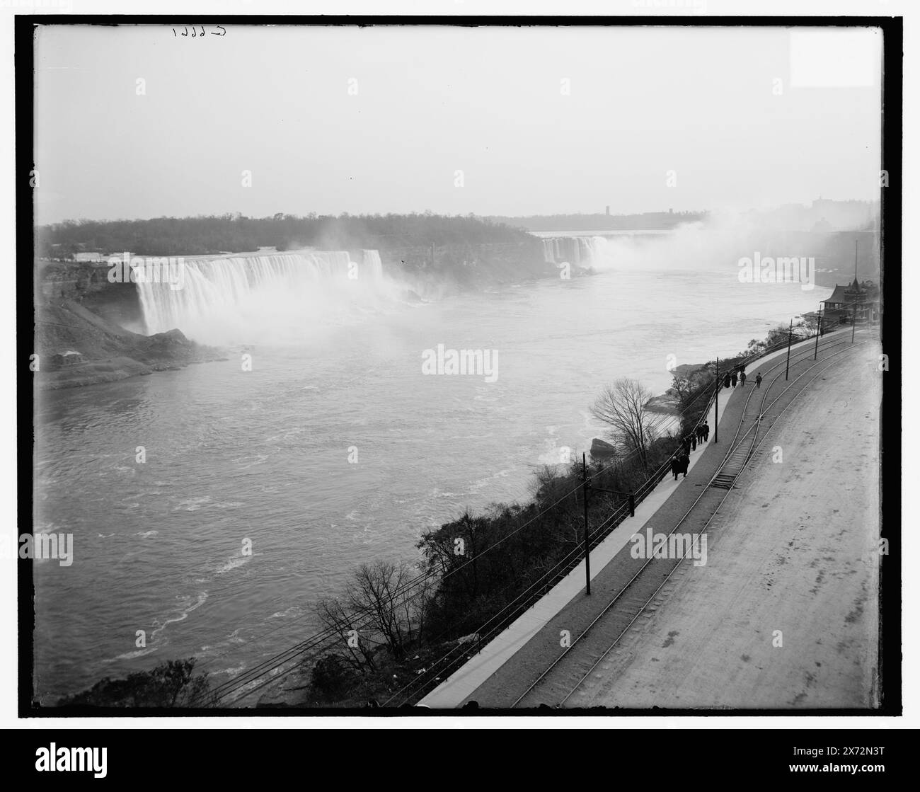 Allgemeine Ansicht von der kanadischen Küste, Niagara Falls, N.Y., Titel von Jacke., 'G 6661' und 'extra' auf negativ. Detroit Publishing Co.-Nr. 039443., Geschenk; State Historical Society of Colorado; 1949, Waterfalls. , Usa, New York (Bundesstaat), Niagarafälle. Kanada, Ontario, Niagarafälle. Stockfoto