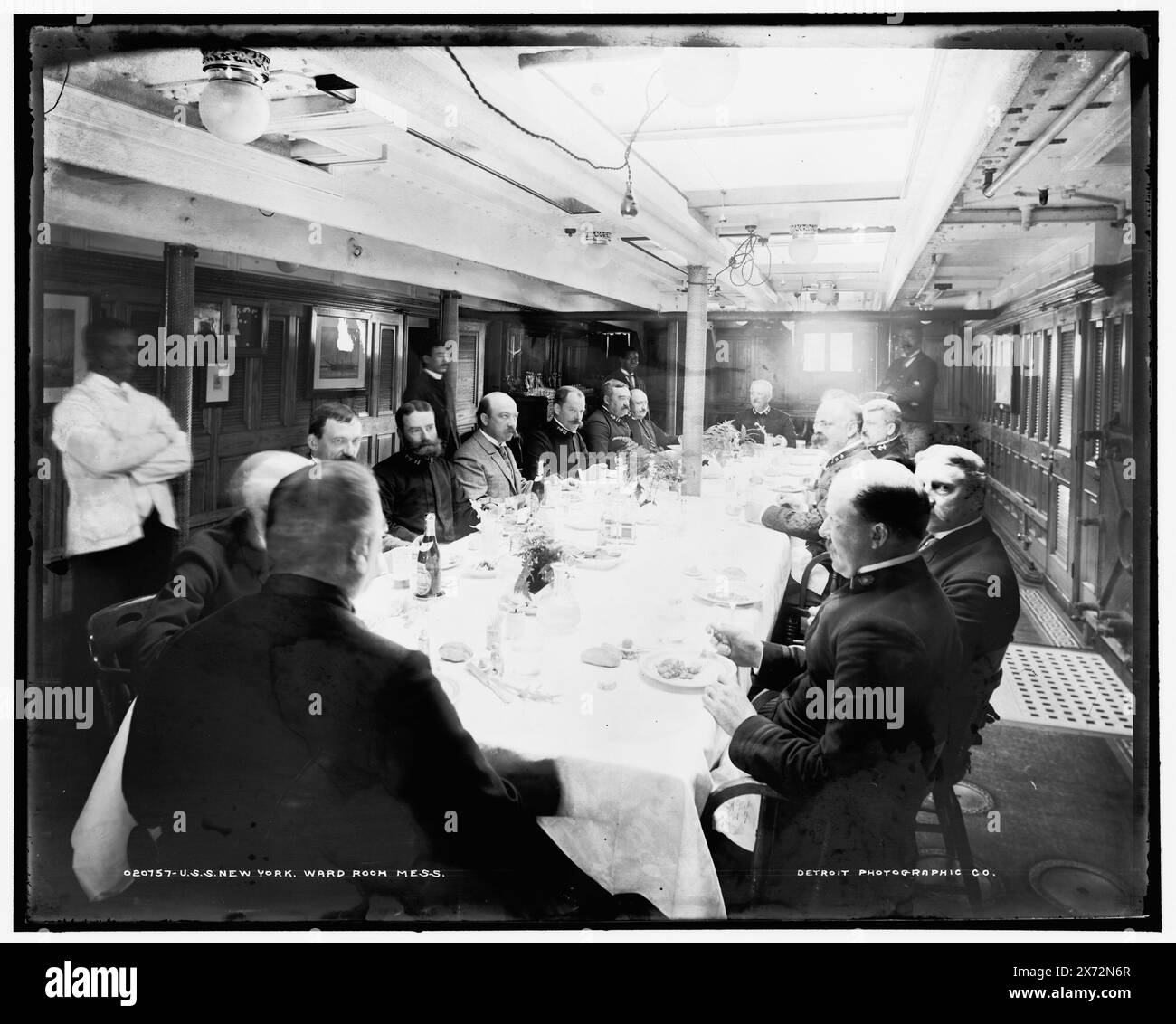 U.S.S. New York, Stationsraum, d. h. Wardroom Chaos, Attribution basiert auf negativ D4-20739., Date Based on Detroit, Catalogue J (1901)., Detroit Publishing Co.-Nr. 020757., Geschenk; State Historical Society of Colorado; 1949, New York (Cruiser), United States., Navy. , Cruiser (Kriegsschiffe), Amerikaner. Militäroffiziere, Amerikaner. , Essen und Trinken. , Massagen. Stockfoto