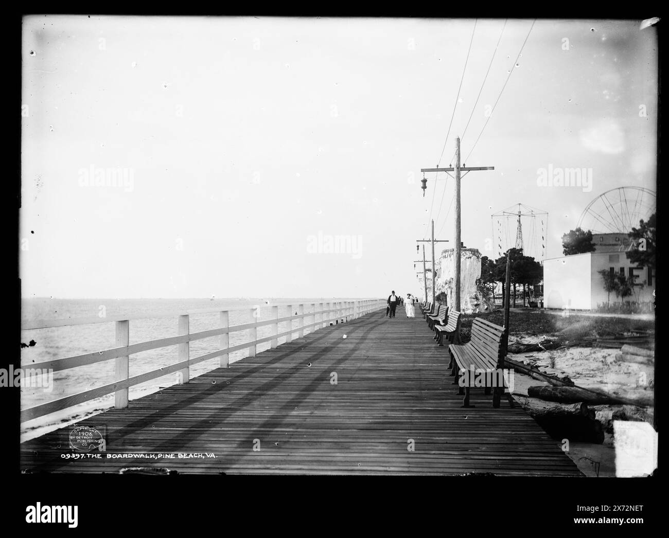 The Boardwalk, Pine Beach, Virginia, wahrscheinlich in Tidewater Virginia. '11' auf negativ. Detroit Publishing Co. No 09397., Geschenk; State Historical Society of Colorado; 1949, Boardwalk. , Usa, Virginia. Stockfoto