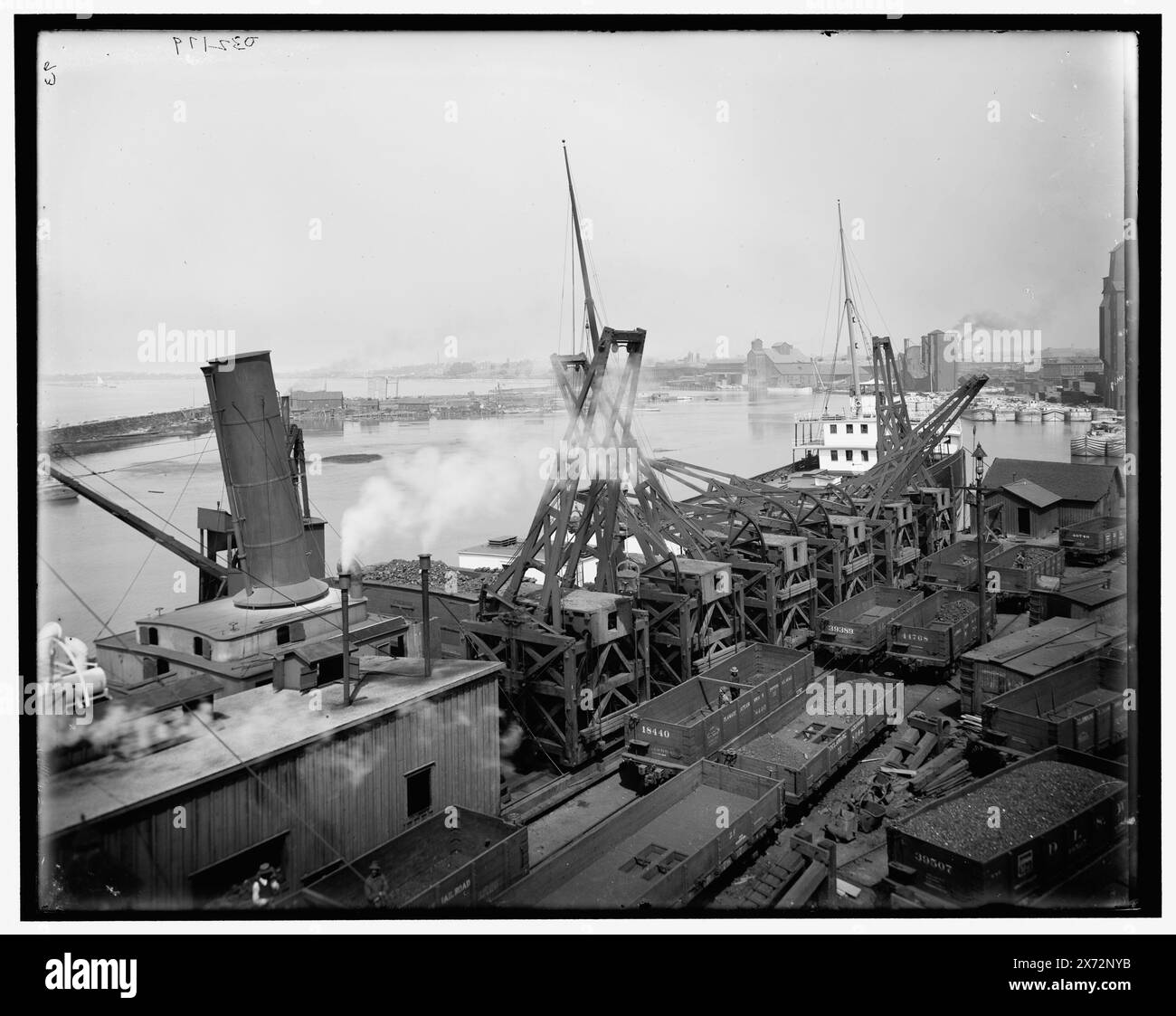 Thornberger Hoist entladet Erz, Lackawanna Erzdocks, Buffalo, New York, Titel aus Jacke. '93' auf negativ. Detroit Publishing Co.-Nr. 032179., Geschenk; State Historical Society of Colorado; 1949, Hebemaschinen. , Versand. , Eisenbahnwaggons. , Erzindustrie. , Piers & Kais. , Usa, New York (Bundesstaat), Buffalo. Stockfoto
