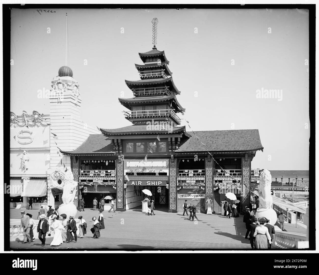 Dreamland Park, Air Ship Building, Coney Island, N.Y., Titel aus Jacke. "Temptations of St. Anthony" auf dem Gebäude, "455" auf negativ, Detroit Publishing Co.-Nr. 033789., Geschenk; State Historical Society of Colorado; 1949, Vergnügungsparks. , Pagoden. , Usa, New York (Bundesstaat), New York. Stockfoto