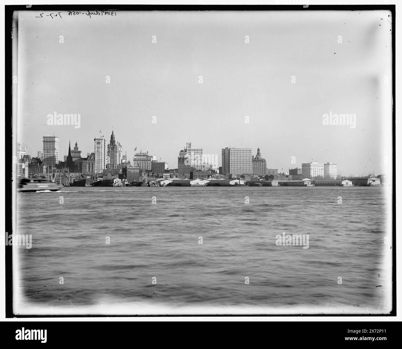 New York aus Jersey City, Videobilder sind nicht sequenziell; die tatsächliche Reihenfolge von links nach rechts ist 1A-06197, 06196; 06193 und 06194 sind Variantpair; 06195 ist eine weitere Variante des rechten Abschnitts. zwei negative bilden ein Panorama mit nahem Variantenpaar und einer weiteren Variante des rechten Abschnitts., '727-2,' '719-7,' '719-6,' '727-12,' und '727-11' auf negative., Detroit Publishing Co. Nrn. 013087, 010518., Gift; State Historical Society of Colorado; 1949, Ferries. , Usa, New York (Bundesstaat), New York. Stockfoto