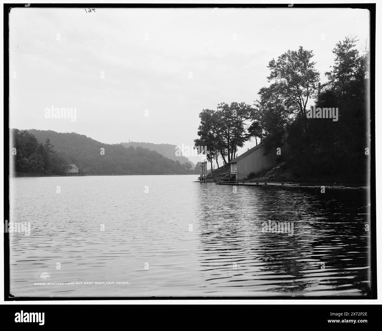 Whitney Lake and East Rock Park, New Haven, Date Based on Detroit, Catalogue J Supplement (1901-1906)., '761' on negative., Detroit Publishing Co.-Nr. 013691., Geschenk; State Historical Society of Colorado; 1949, Parks. , Seen und Teiche. , Usa, Connecticut, New Haven. Stockfoto