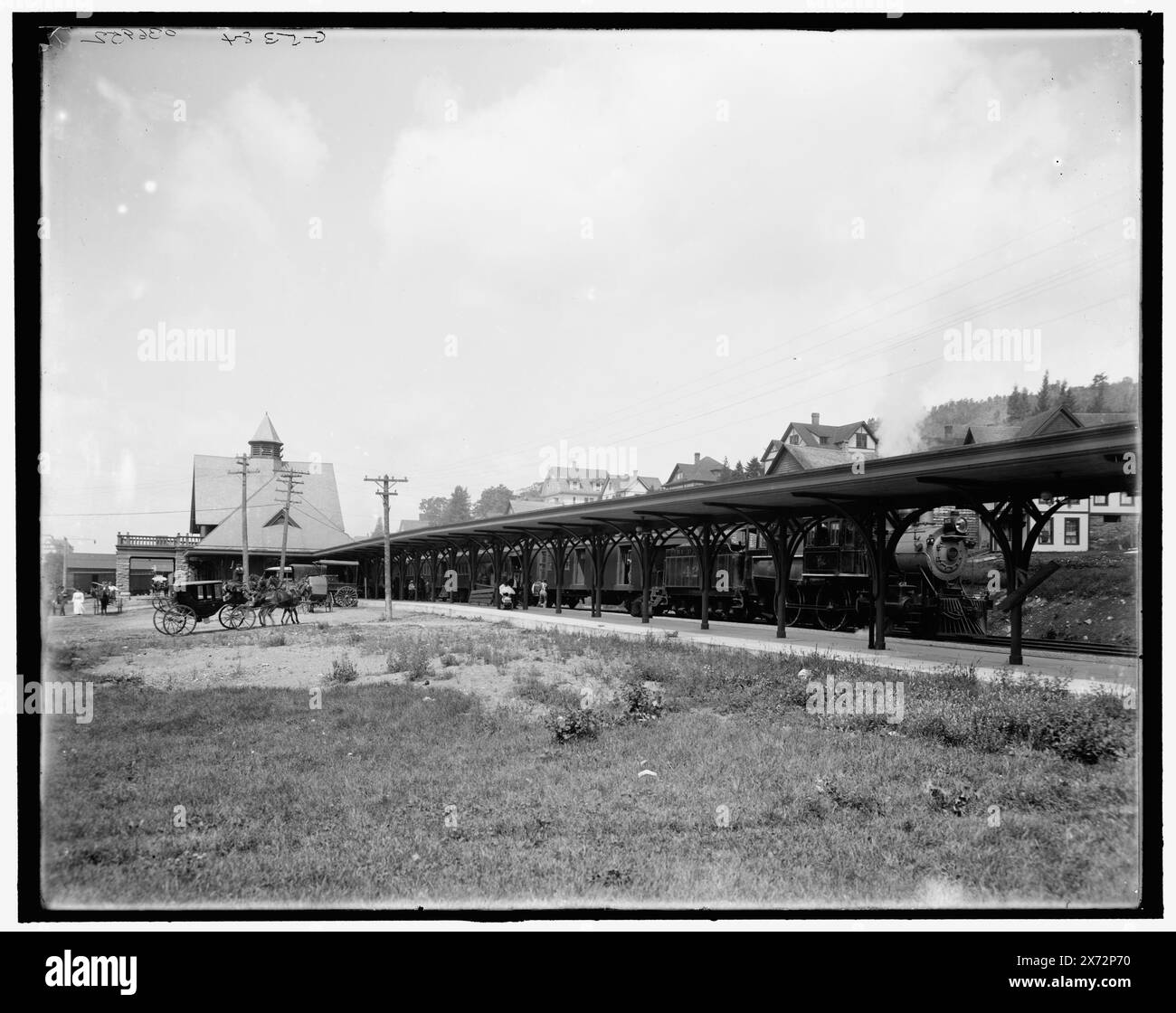 Saranac Lake, Hauptbahnhof, Adirondacks, New York, Titel von Jackett. g 5384 auf negativ., Detroit Publishing Co.-Nr. 036952., Geschenk; State Historical Society of Colorado; 1949, Railroad Stations. , Usa, New York (Bundesstaat), Saranac Lake. , Usa, New York (Bundesstaat), Adirondack Mountains. Stockfoto