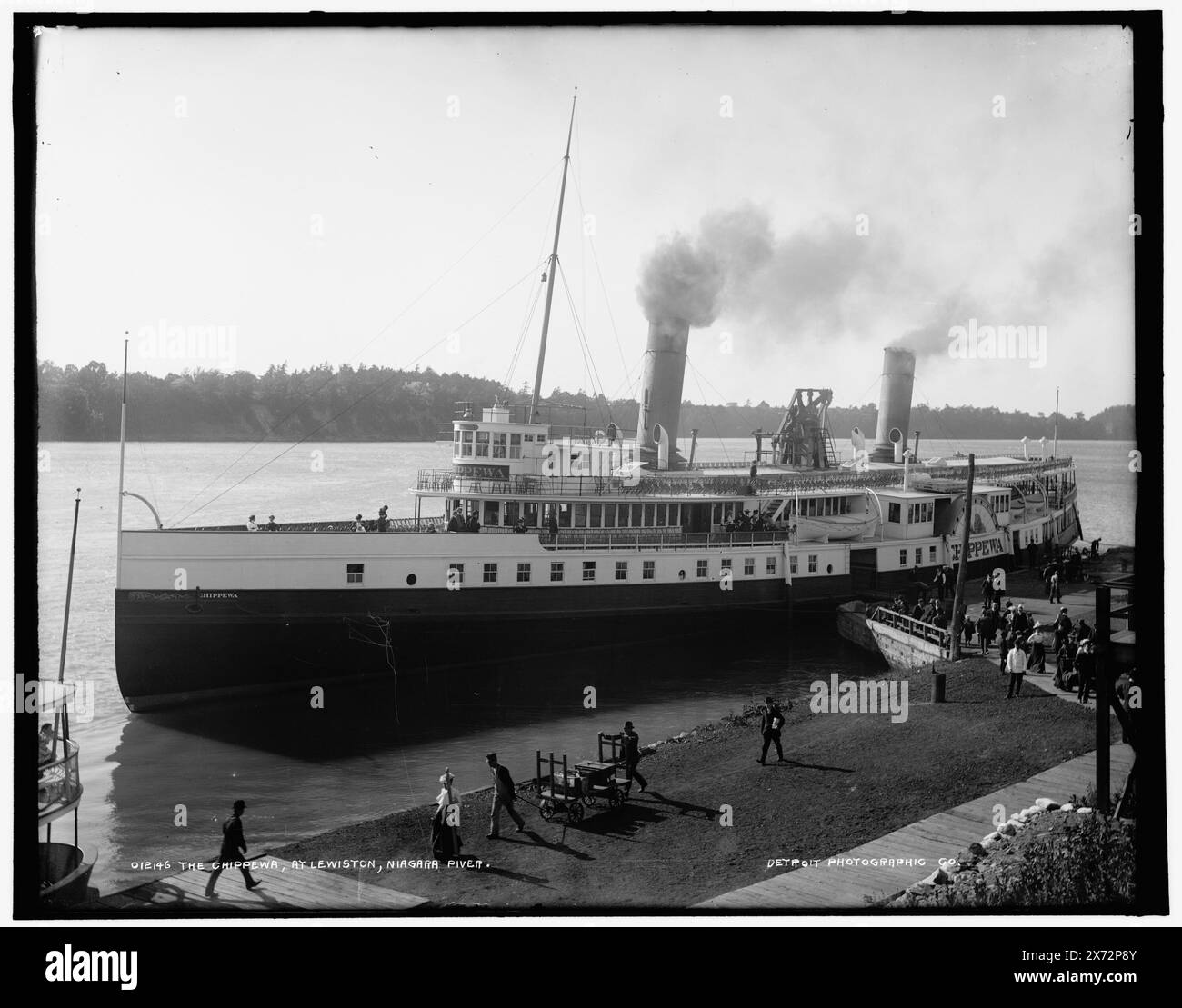 The Chippewa, in Lewiston, Niagara River, Detroit Publishing Co. No 012146., Geschenk; State Historical Society of Colorado; 1949, Chippewa (Seitenräder), Seitenräder. , Usa, New York (Bundesstaat), Lewiston. , Usa, New York (Bundesstaat), Niagara River. Stockfoto