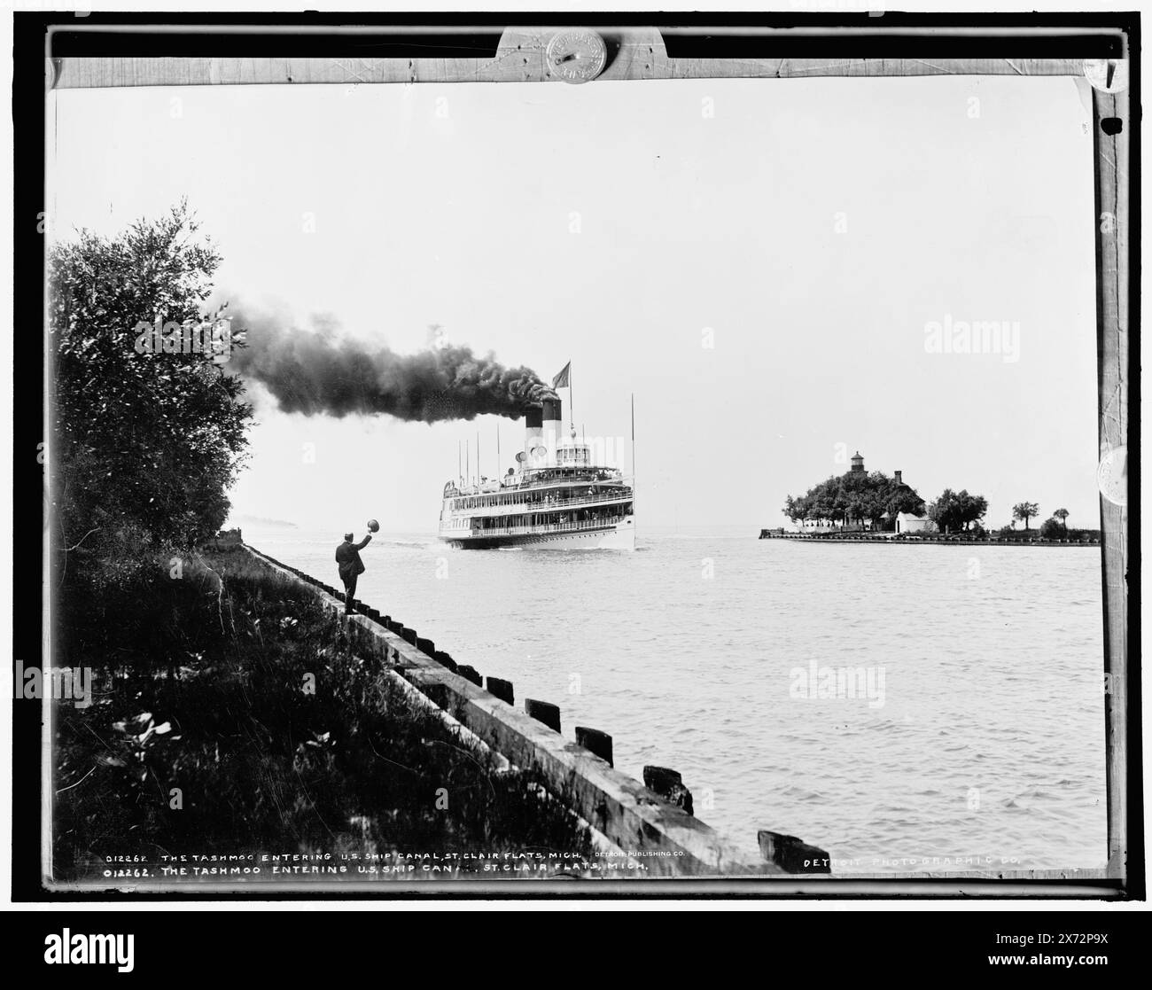 The Tashmoo in U.S. Ship Canal, St. Clair Flats, mir., Date Based on Detroit, Catalogue J (1901)., entsprechende Glastransparenz (gleicher Seriencode) verfügbar auf Videodisc Frame 1A-29391., Transparentfolie wahrscheinlich eine Kopie eines Fotodrucks von Detroit Publishing Co., Detroit Publishing Co.-Nr. 012262., Geschenk; State Historical Society of Colorado; 1949, Tashmoo (Seitenräder), Seitenräder. , Kanäle. , Usa, Michigan, Saint Clair Flats. Stockfoto