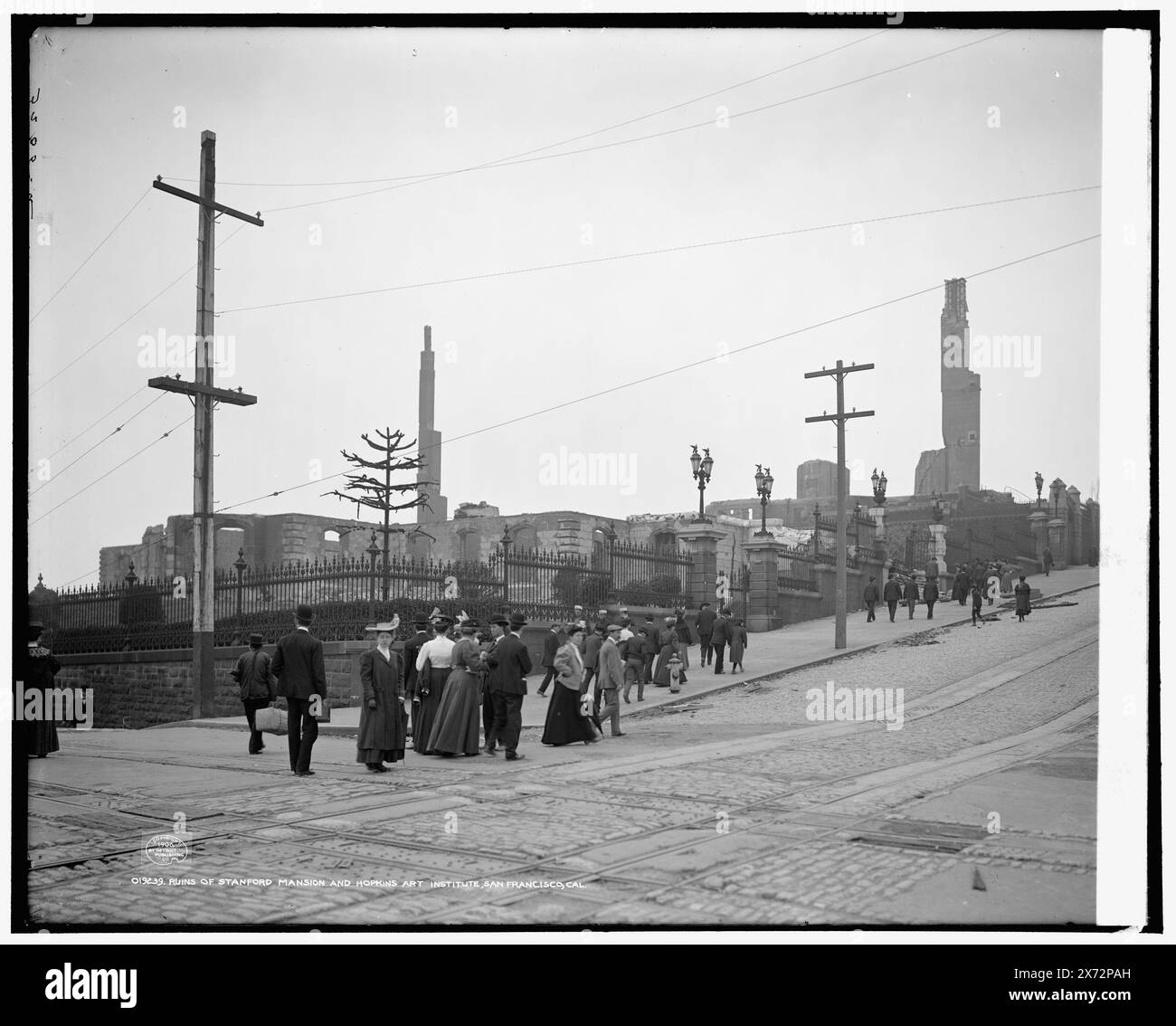 Ruins of Stanford Mansion and Hopkins Art Institute, San Francisco, Cal., '3205 A' auf negativ. Detroit Publishing Co. No. 019239., Geschenk; State Historical Society of Colorado; 1949, Streets. , Erdbeben. , Usa, Kalifornien, San Francisco. Stockfoto