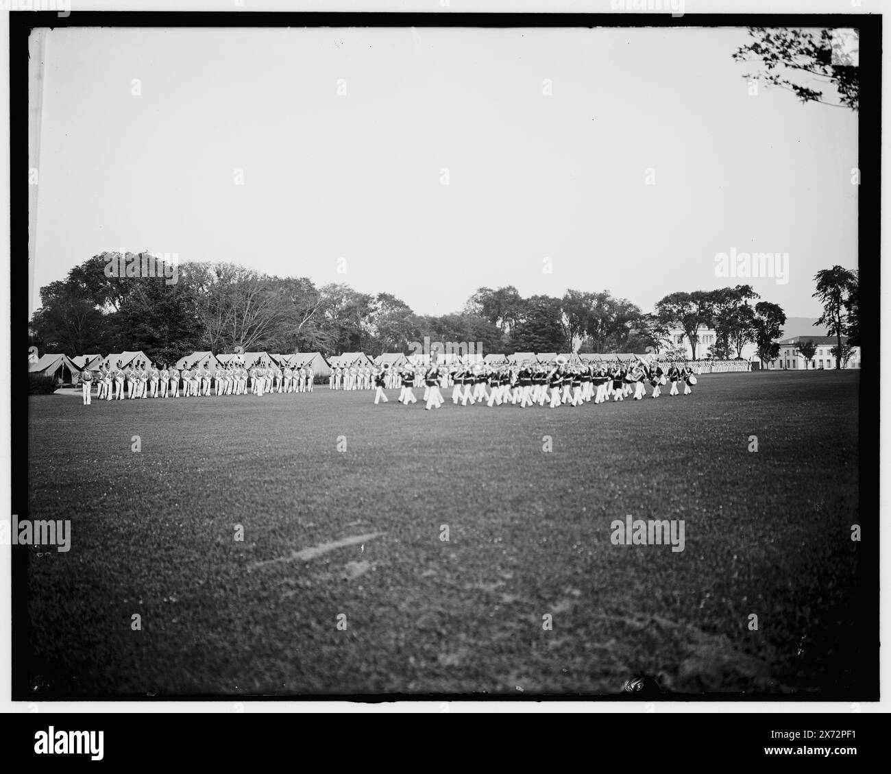 Kleiderparade, Band im Review, West Point, New York, Titel aus Jacke, Detroit Publishing Co.-Nr. 033976., Geschenk; State Historical Society of Colorado; 1949, United States Military Academy. , Militärangehörige. , Militärparaden und Zeremonien. , Militärausbildung. , Usa, New York (Bundesstaat), West Point. Stockfoto