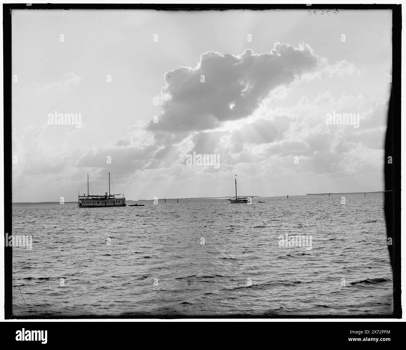 Sunrise or Moonlight on the Miami River, Miami, Florida, Title from Jacket., 'G 7690' on negative. Detroit Publishing Co. No. 500062., Geschenk; State Historical Society of Colorado; 1949, Sonnenaufgänge und Sonnenuntergänge. , Flüsse. , Usa, Florida, Miami. , Usa, Florida, Miami River. Stockfoto