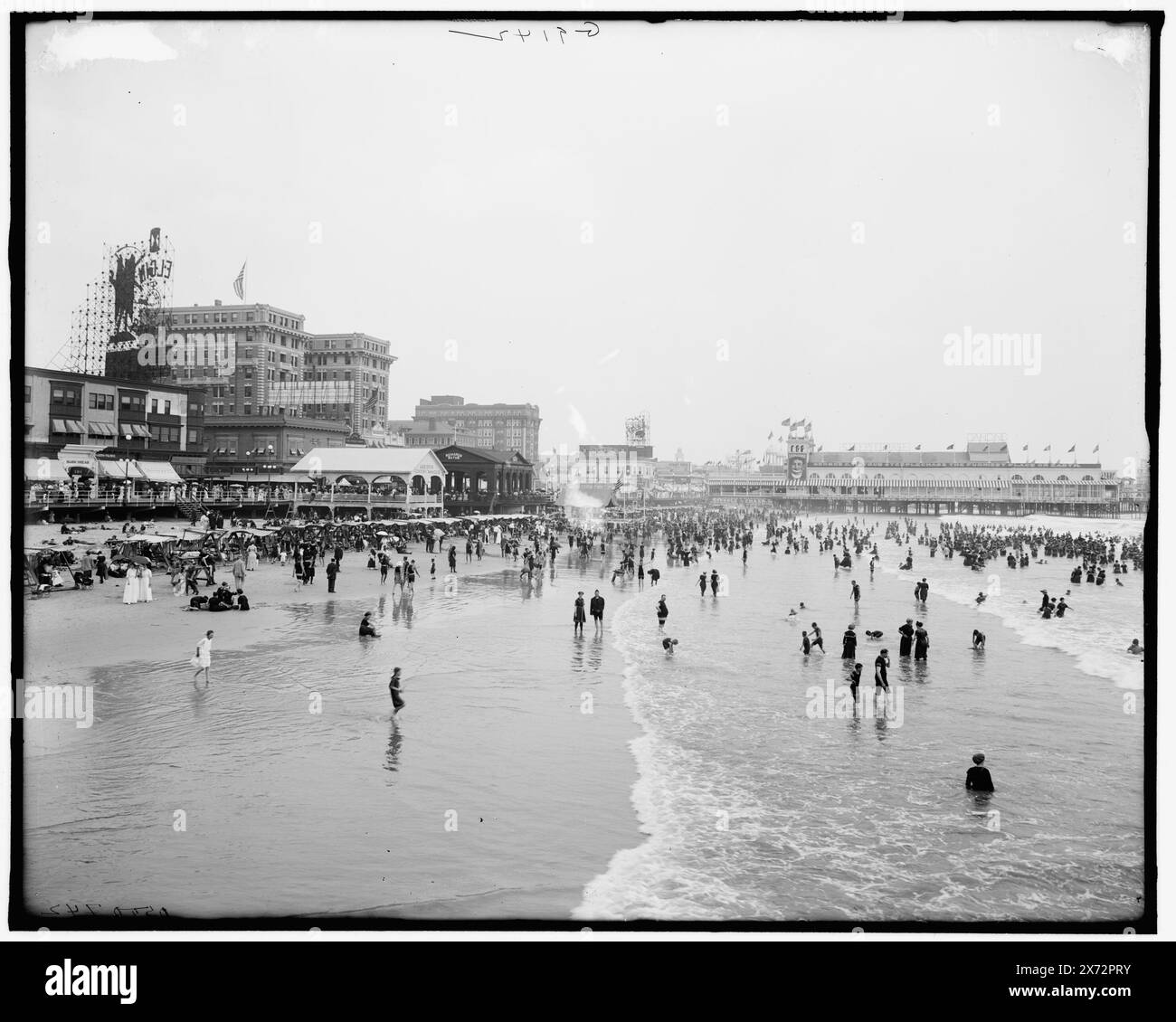 Baden vor dem Chalfonte, Atlantic City, N.J., Titel aus Jacke., 'G 9142' auf negativ. Detroit Publishing Co.-Nr. 500742., Geschenk; State Historical Society of Colorado; 1949, Beaches. , Hotels. Usa, New Jersey, Atlantic City. Stockfoto