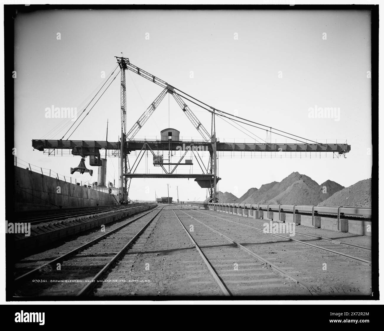 Brauner Elektrozug, Entladen von Erz, Buffalo, New York, 'No. 196 Clif'. Auf negativ. Detroit Publishing Co.-Nr. 070301., Geschenk; State Historical Society of Colorado; 1949, Erzindustrie. , Versand. , Frachtschiffe. , Hebemaschinen. , Usa, New York (Bundesstaat), Buffalo. Stockfoto