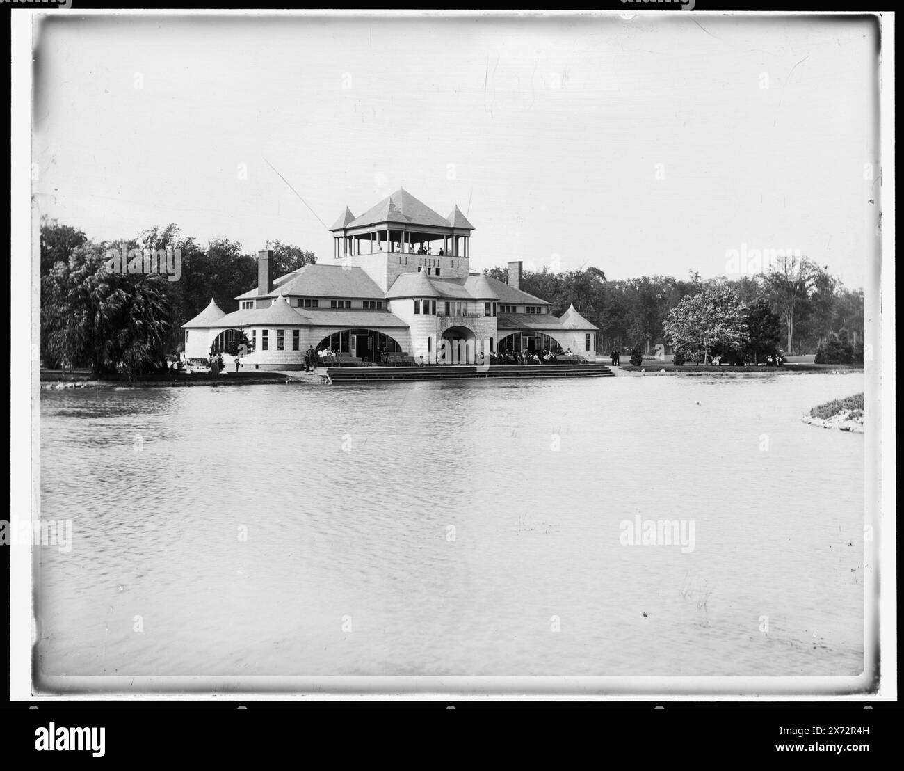 Belle Isle Park Skating Pavillon, Datum basierend auf Detroit, Katalog F (1899)., entsprechende Glastransparenz (LC-D4-81 x) verfügbar auf Videobildrahmen 1A-28724., Detroit Publishing Co.-Nr. 03757., Geschenk; State Historical Society of Colorado; 1949, Parks. , Sport- und Erholungseinrichtungen. , Seen und Teiche. , Usa, Michigan, Detroit. Stockfoto