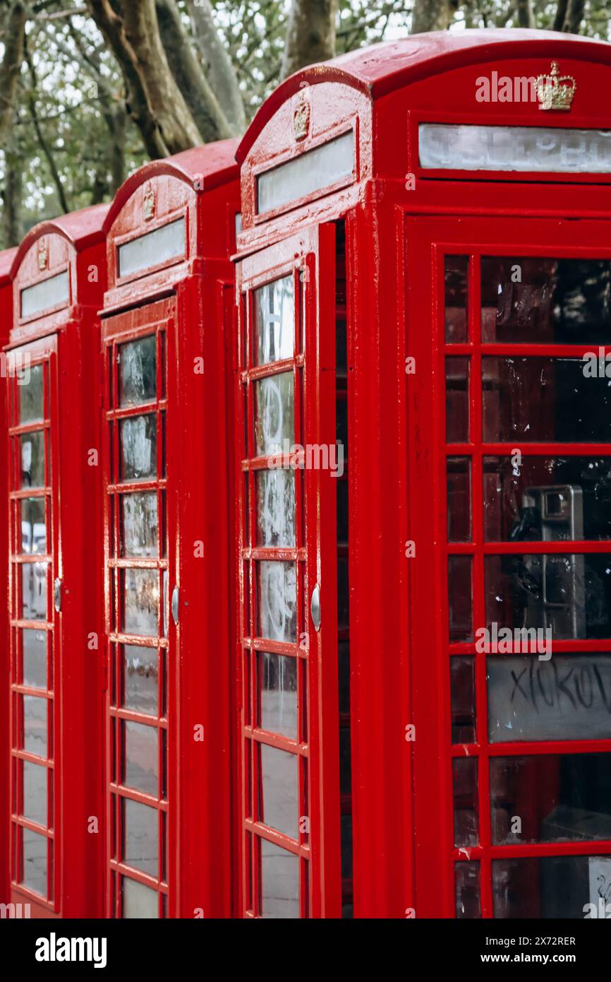 Berühmte rote Telefondosen im Zentrum von London Stockfoto