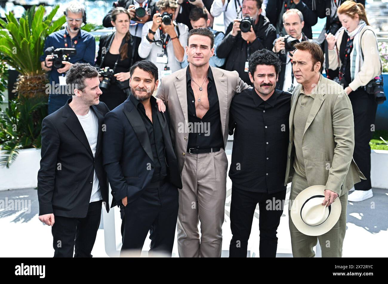 News - The Surfer Photocall - das 77. Jährliche Filmfestival von Cannes Thomas Martin, Justin Rosniak, Alexander Bertrand, Lorcan Finnegan und Nicolas Cage nehmen am Surfer Photocall beim 77. Jährlichen Filmfestival von Cannes im Palais des Festivals am 17. Mai 2024 in Cannes Teil. Cannes Palais des Festival Frankreich Copyright: XStefanosxKyriazisx/xLiveMediax LPN 1355843 Stockfoto