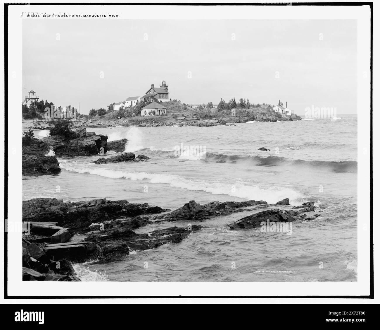 Light House Point, Marquette, mich, 'G 2211' auf negativ, Detroit Publishing Co.-Nr. 018245., Geschenk; State Historical Society of Colorado; 1949, Leuchttürme. , Kaps (Küsten) , Seen und Teiche. , Usa, Michigan, Marquette. Stockfoto