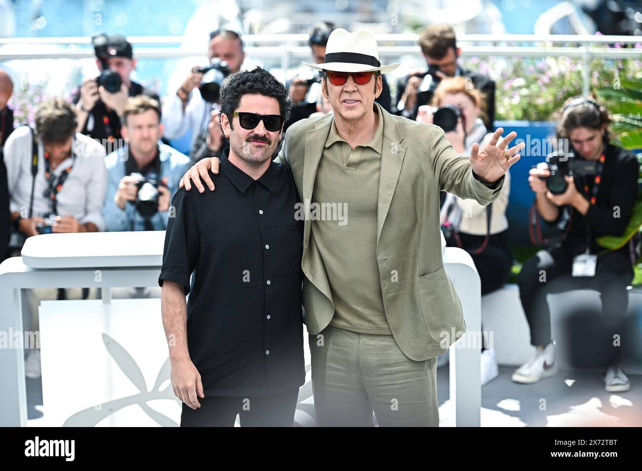 News - der Surfer Photocall - das 77. Jährliche Filmfestival von Cannes Lorcan Finnegan und Nicolas Cage nehmen am Surfer Photocall beim 77. Jährlichen Filmfestival von Cannes im Palais des Festivals am 17. Mai 2024 in Cannes Teil. Cannes Palais des Festival Frankreich Copyright: XStefanosxKyriazisx/xLiveMediax LPN 1355845 Stockfoto