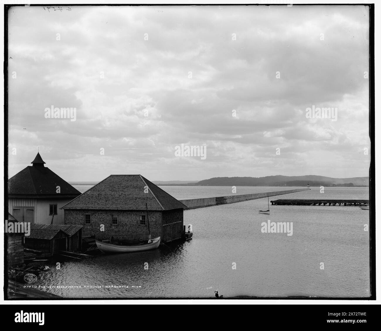 The New Breakwater at Sunset, Marquette, mich, G 4591 auf negative, Detroit Publishing Co.-Nr. 070713., Geschenk; State Historical Society of Colorado; 1949, Sonnenaufgänge und Sonnenuntergänge. , Stege. , Usa, Michigan, Marquette. Stockfoto