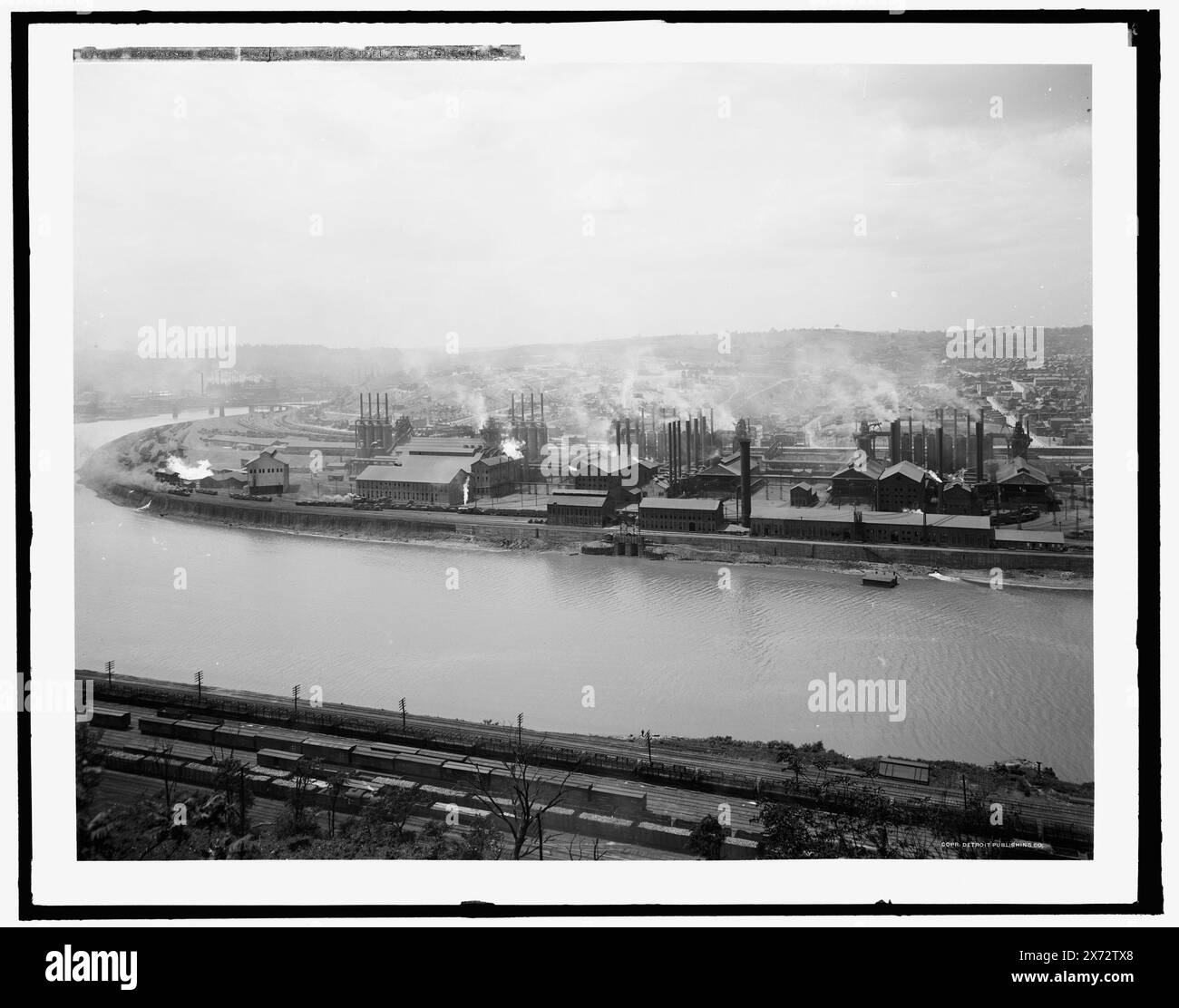 Duquesne Steel Plant, Carnegie Steel Co., Duquesne, Pa., 'G 6036' auf negativ., Detroit Publishing Co.-Nr. 071375., Geschenk; State Historical Society of Colorado; 1949, Stahlindustrie. , Industrieanlagen. , Flüsse. Usa, Pennsylvania, Duquesne. Stockfoto