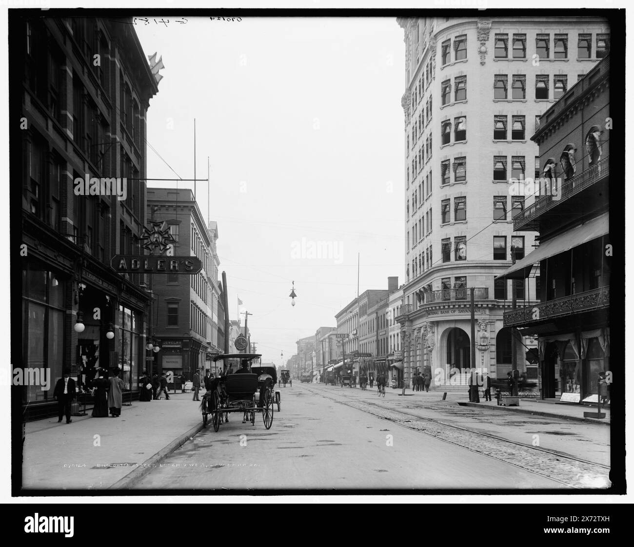 Broughton Street, Looking West, Savannah, Ga., entsprechende Glastransparenz (mit demselben Seriencode) verfügbar auf Videobildschirm 1A-30895., 'G 4182' auf negativ und Transparenz., Detroit Publishing Co.-Nr. 070124., Geschenk; State Historical Society of Colorado; 1949, Streets. , Kommerzielle Einrichtungen. , Usa, Georgia, Savannah. Stockfoto
