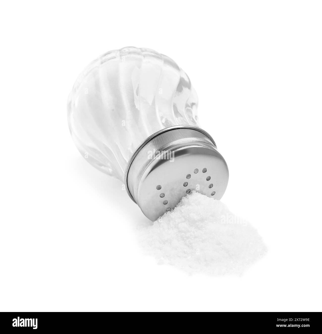 Natursalz- und Glasschüttler isoliert auf weiß Stockfoto