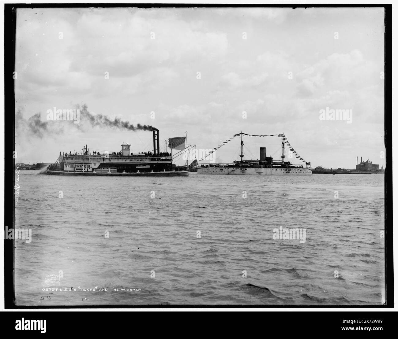 USA Texas and the Whisper, Detroit Publishing Co. No 05757., Geschenk; State Historical Society of Colorado; 1949, Texas (Schlachtschiff), Whisper (Dampfboot), Dampfboote. - Schlachtschiffe, Amerikaner. Stockfoto