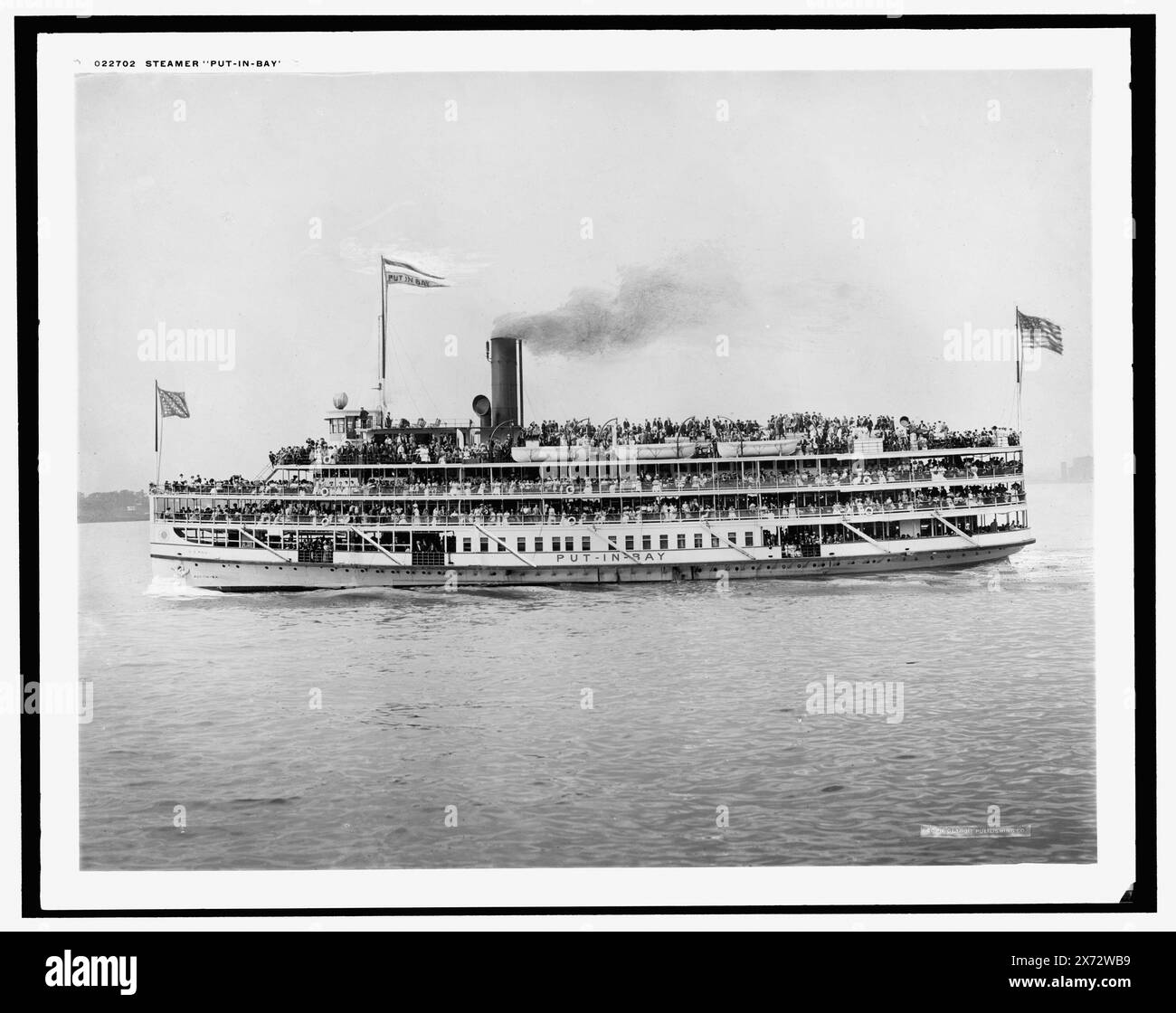 Steamer Put-in-Bay, Detroit Publishing Co.-Nr. 022702., Geschenk; State Historical Society of Colorado; 1949, Put-in-Bay (Steamboat), Steamboats. , Menschenmassen. Stockfoto