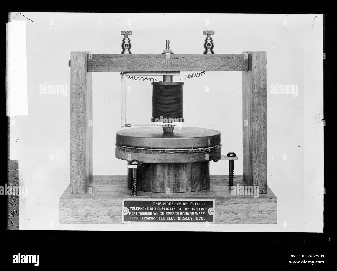 Modell von Bells Telefon, Titel von Jacke., wahrscheinlich bezogen auf negative D420-2578 bis D420-2611., 'dieses Modell von Bells erstem Telefon ist ein Duplikat des Instruments, durch das Sprachgeräusche zuerst elektrisch übertragen wurden, 1875' auf Telefon., Detroit Publishing Co.-Nr. K 2586., Geschenk; State Historical Society of Colorado; 1949, Telefone. Stockfoto