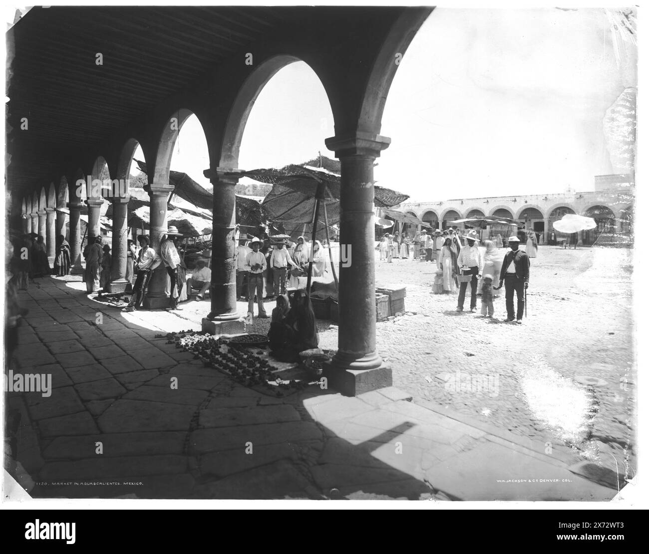 Markt in Aguascalientes, Mexiko, Transparentfolien sind enge Varianten., 'W.H. Jackson & Co., Denver, Coll.' on Transparency., Detroit Publishing Co.-Nr. 1120., Geschenk; State Historical Society of Colorado; 1949, Markets. , Plazas. , Mexiko, Aguascalientes (Bundesstaat), Aguascalientes. Stockfoto