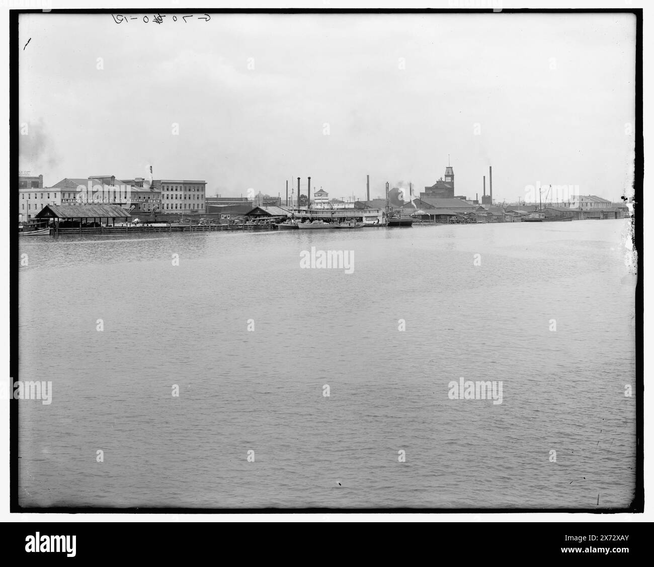 Panorama of Water Front, Mobile, Ala., Titel von Jacke., Videobilder sind nicht sequenziell; die tatsächliche Reihenfolge von links nach rechts ist 1A-19268, 19267, 19266, 19265., rechts zentriertes negativ unten gerissen. „G 7037“, „G 7038“, „G 7039“ und „G 7040“ auf links nach rechts negative. Detroit Publishing Co.-Nr. 037200., Geschenk; State Historical Society of Colorado; 1949, Piers & Wharves. , Versand. , Usa, Alabama, Mobile. Stockfoto