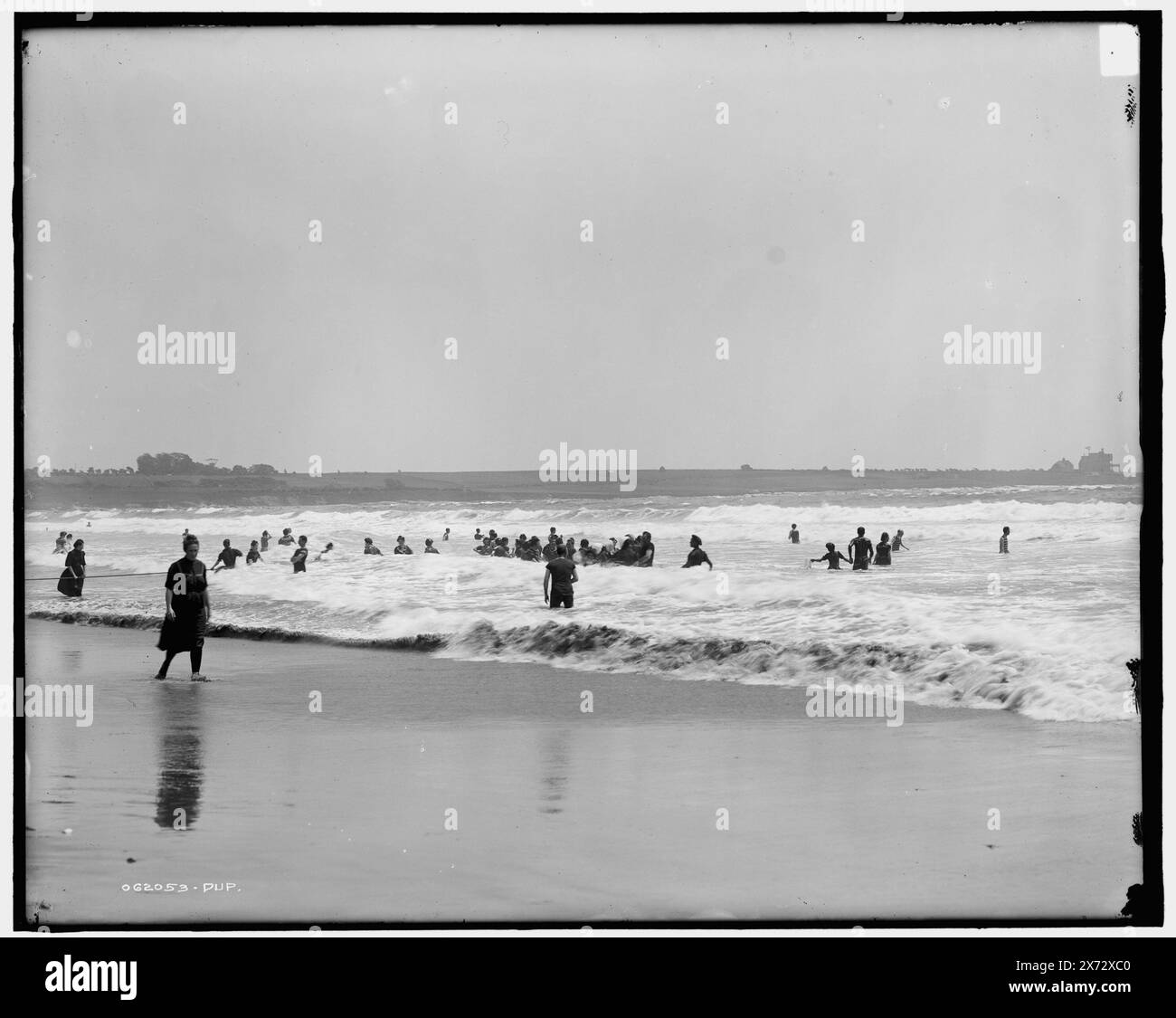 Surfbaden am Easton's Beach, Newport, R.I., negative sind Varianten., '1471' auf Einem negativ; '1470' und 'dup' auf B-negativ. Detroit Publishing Co.-Nr. 062053., Geschenk; State Historical Society of Colorado; 1949, Beaches. , Usa, Rhode Island, Newport. Stockfoto