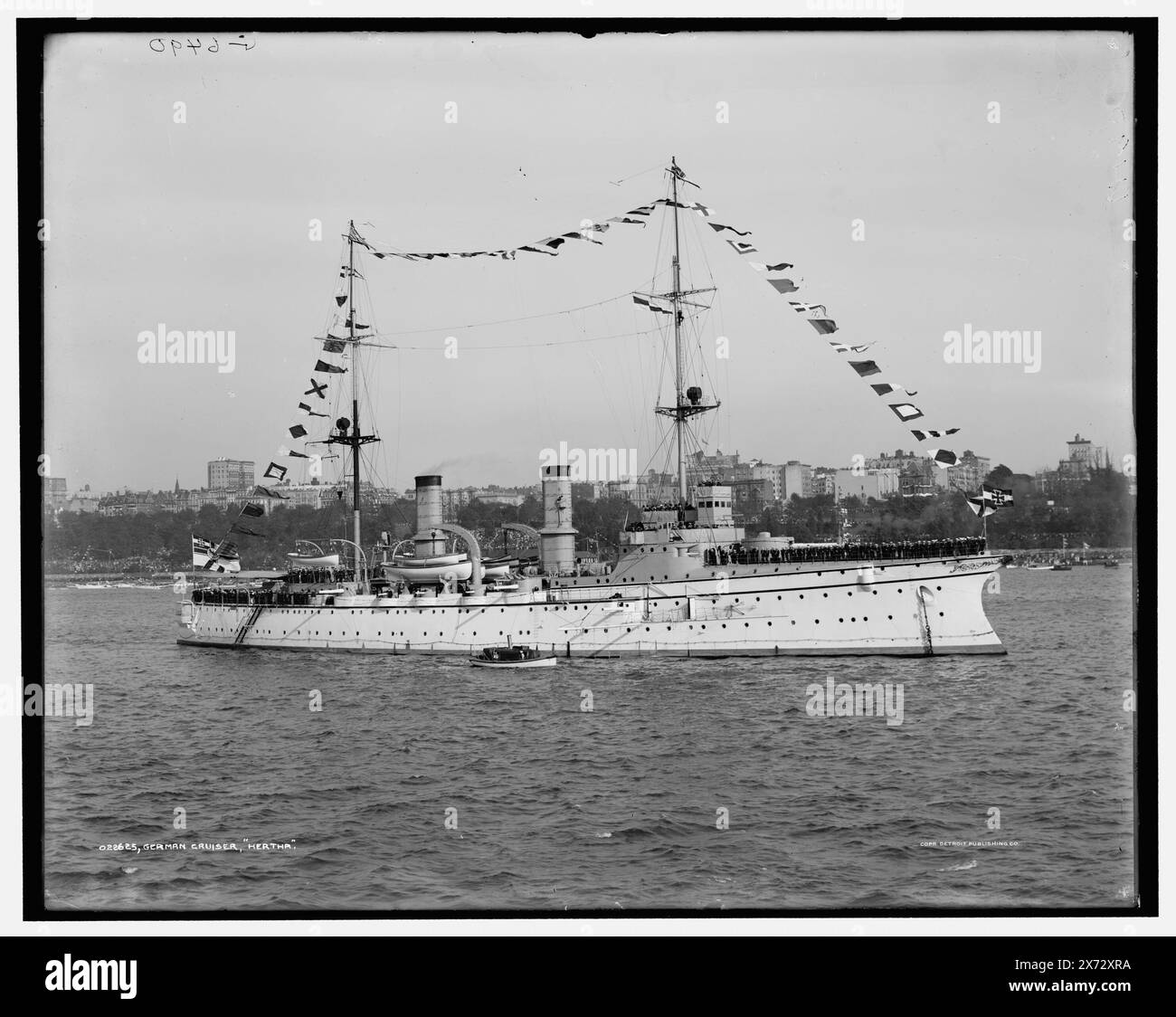 Deutscher Kreuzer Hertha, 'G 6490' auf negativ. Detroit Publishing Co.-Nr. 022625., Geschenk; State Historical Society of Colorado; 1949, Hertha (Cruiser), Hudson-Fulton Celebration, 1909. , Kreuzer (Kriegsschiffe), Deutsch. Marineparaden und Zeremonien. , Usa, New York (Bundesstaat), Hudson River. Stockfoto