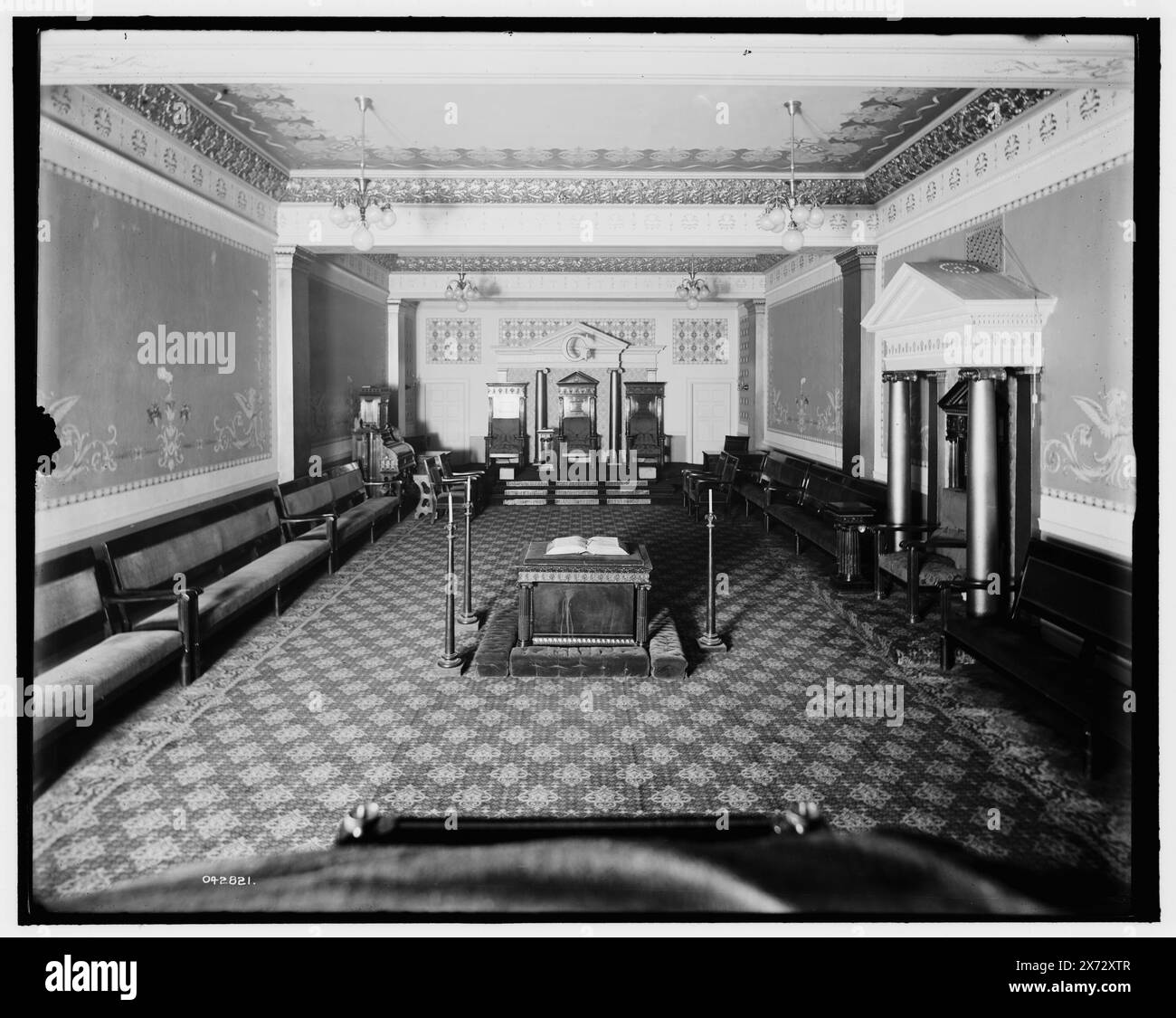 Center Blue Lodge Room, Freimaurertempel, Detroit, Titel aus Jacke., 'Harry J. Dean Co.' auf Jacke; wahrscheinlich Maler oder Dekorateure. Detroit Publishing Co.-Nr. 042821., Geschenk; State Historical Society of Colorado; 1949, Fraternal Organizations. , Einrichtungen von Organisationen. , Innenräume. , Usa, Michigan, Detroit. Stockfoto