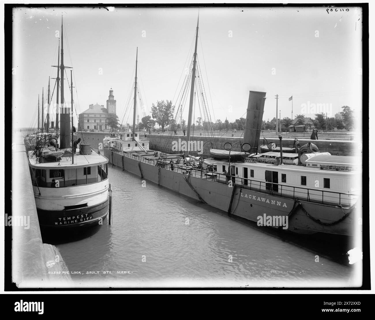 Poe Lock, Sault Ste. Marie, Date Based on Detroit, Catalogue F (1899)., Detroit Publishing Co.-Nr. 011309., Geschenk; State Historical Society of Colorado; 1949, Locks (Hydraulic Engineering), Cargo Ships. , Usa, Michigan, Sault Sainte Marie. , Usa, Michigan, Sault Sainte Marie Canal. Stockfoto