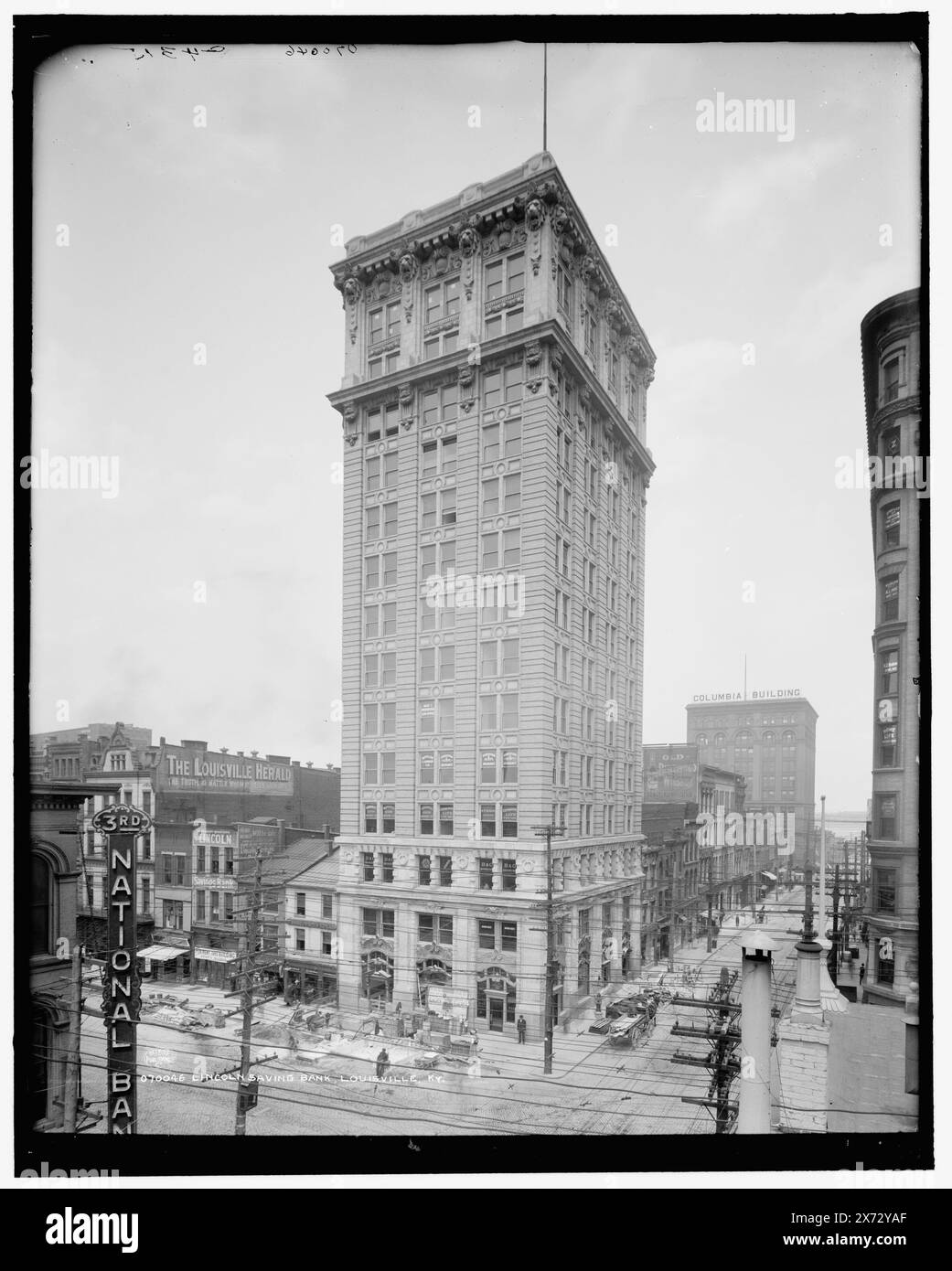 Lincoln Saving sic Bank, Louisville, Ky., „Temporary Quarters, Lincoln Savings Bank“ und „for Miet“ im dritten Gebäude links vom Wolkenkratzer; „B & O Southwestern“ [Railroad] am Wolkenkratzer., „G 4315“ am negativ., Detroit Publishing Co.-Nr. 070046., Geschenk; State Historical Society of Colorado; 1949, Banks. , Kommerzielle Einrichtungen. , Usa, Kentucky, Louisville. Stockfoto