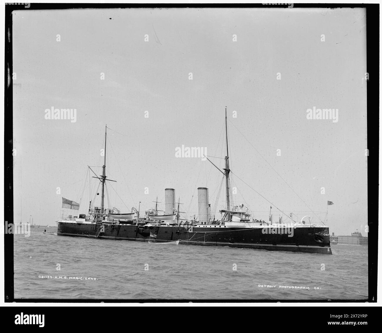 H.M.S. Magicienne, Detroit Publishing Co.-Nr. 021123., Geschenk; State Historical Society of Colorado; 1949, Magicienne (Schiff), Cruisers (Kriegsschiffe), British. , Columbian Naval Review, 1893. Marineparaden und Zeremonien. Stockfoto