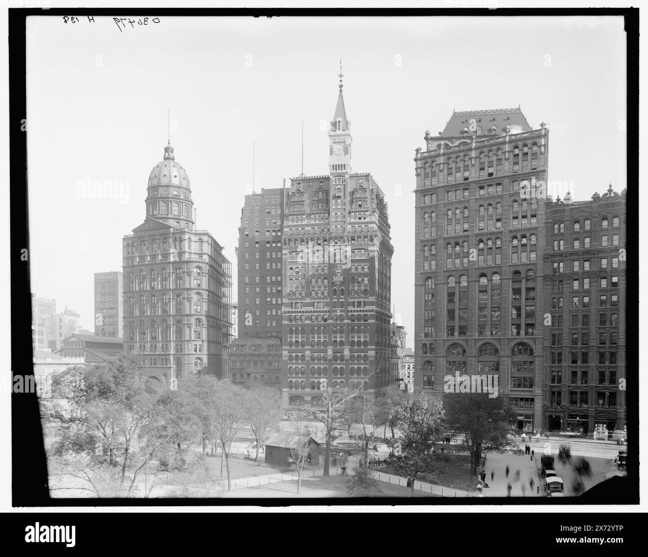 Newspaper Row, City Hall Park, New York, New York, New York, Titel aus Jacke. Pulitzer Building links; Tribune Building in der Mitte., 'H 138' auf negativ., Detroit Publishing Co.-Nr. 036479., Geschenk; State Historical Society of Colorado; 1949, Bürogebäude. , Zeitungsindustrie. , Usa, New York (Bundesstaat), New York. Stockfoto