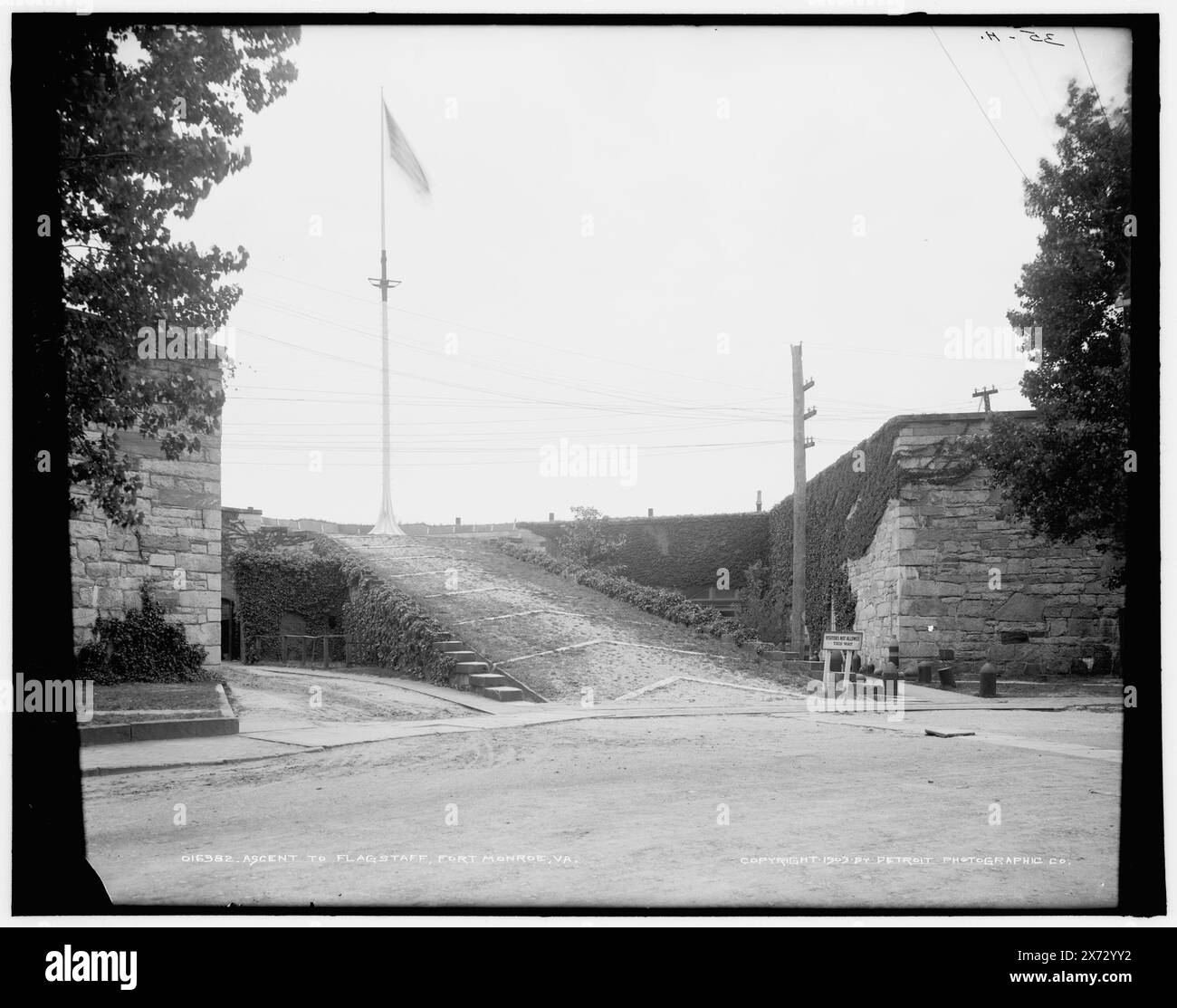 Aufstieg nach flagstaff, Fort Monroe, Virginia, '35 H' auf negativ. Detroit Publishing Co.-Nr. 016382., Geschenk; State Historical Society of Colorado; 1949, Forts & Fortifications. , Flaggen, Amerikanisch. , Usa, Virginia, Fort Monroe. Stockfoto Aufstieg nach flagstaff, Fort Monroe, Virginia, '35 H' auf negativ. Detroit Publishing Co.-Nr. 016382., Geschenk; State Historical Society of Colorado; 1949, Forts & Fortifications. , Flaggen, Amerikanisch. , Usa, Virginia, Fort Monroe. Stockfoto