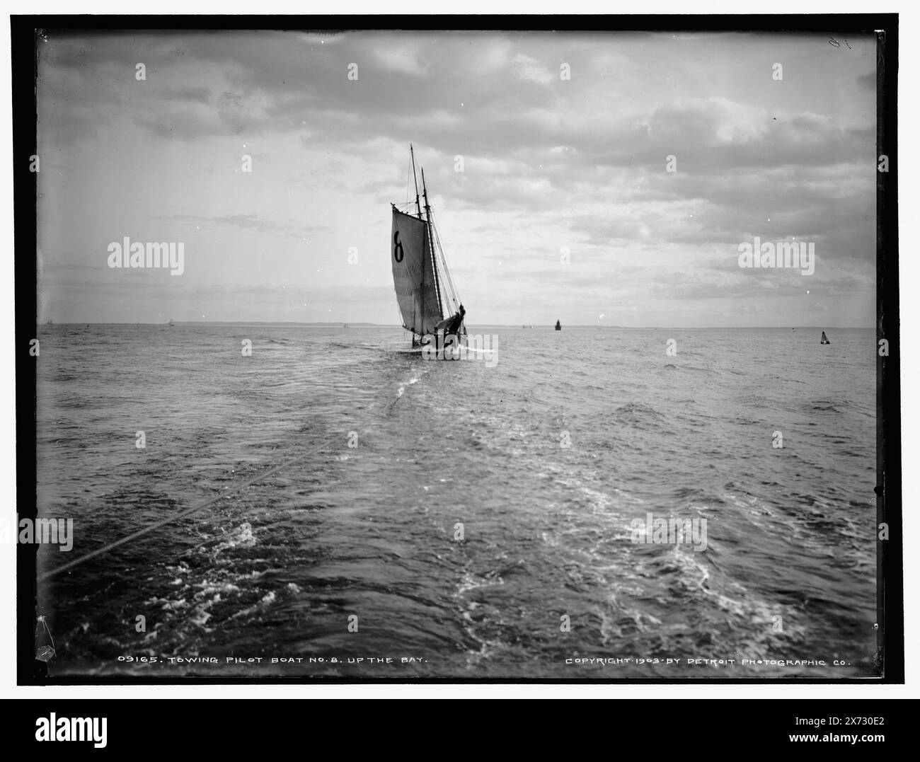 Lotsenboot Nr. 8 die Bucht hinauf, '16' auf negativ. Detroit Publishing Co.-Nr. 09165., Geschenk; State Historical Society of Colorado; 1949, Pilot Boats. , Segelboote. Stockfoto