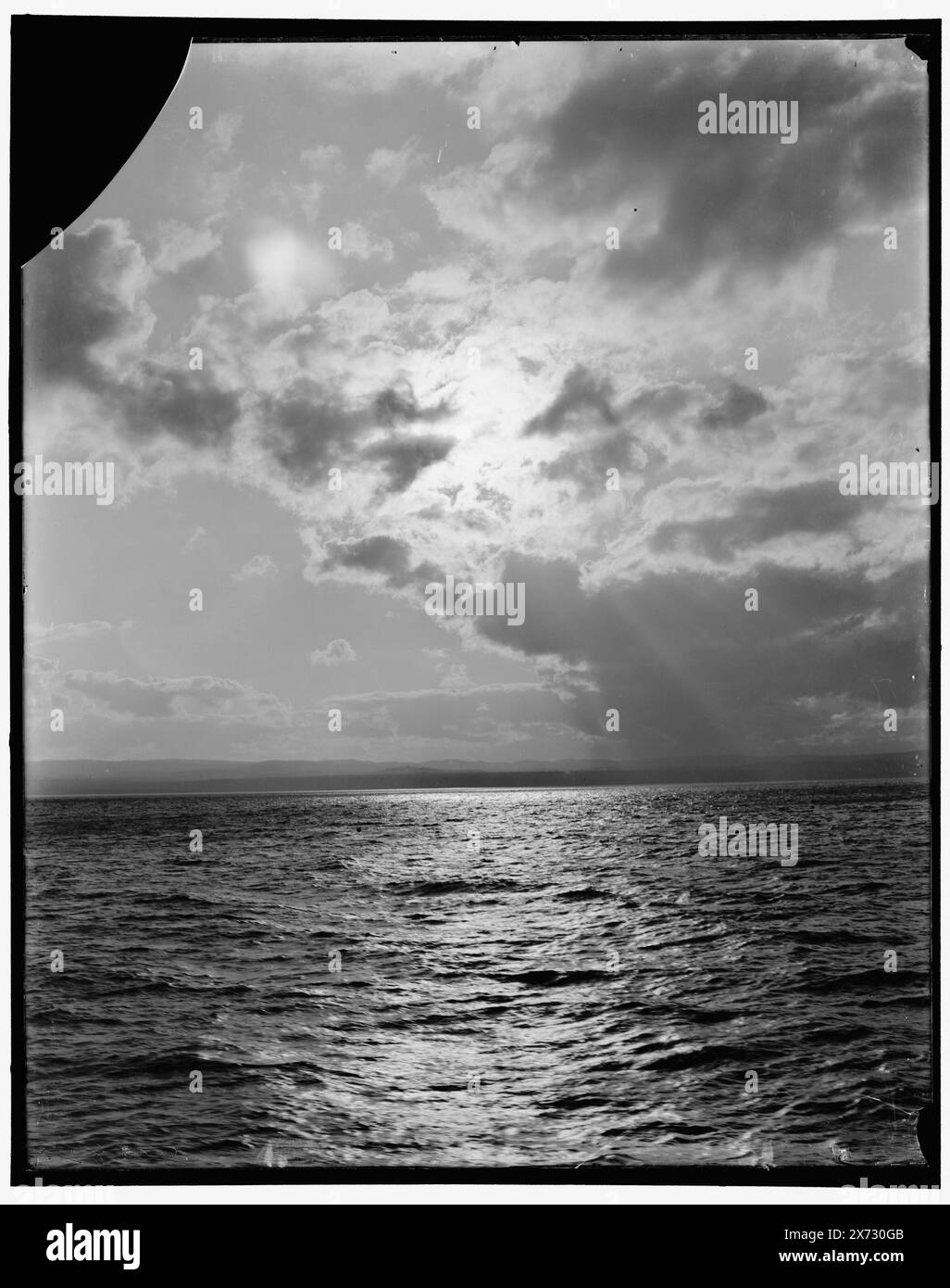 Sunset over Water, negative Risse unten rechts., 'G 3282' auf negative. No Detroit Publishing Co. No., Gift; State Historical Society of Colorado; 1949, Sunrise & Sunsets. Stockfoto