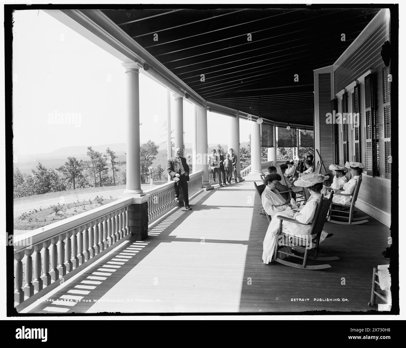 Piazza des Wontanesca, d. h. Montanesca Hotel, Mt. Pocona sic, Pa., '570' auf negativ, Detroit Publishing Co.-Nr. 062746., Geschenk; State Historical Society of Colorado; 1949, Hotels. , Veranden. , Schaukelstühle. , Usa, Pennsylvania, Mount Pocono. Stockfoto