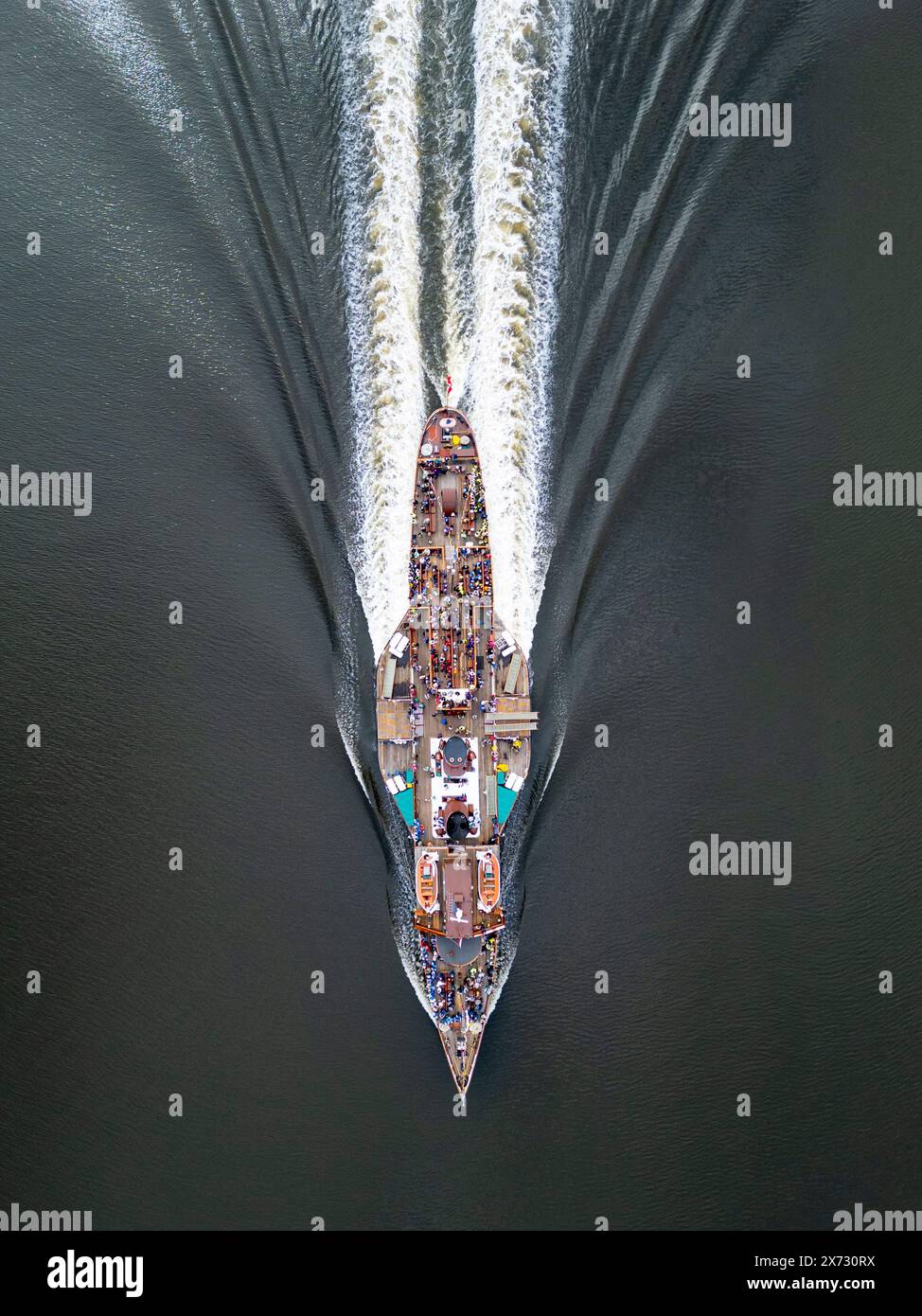 Erskine, Schottland, Großbritannien. Mai 2024. Aus der Vogelperspektive des Paddle Steamer Waverley, während sie auf ihrer Jungfernfahrt 2024 den Fluss Clyde hinunter segelt Stockfoto