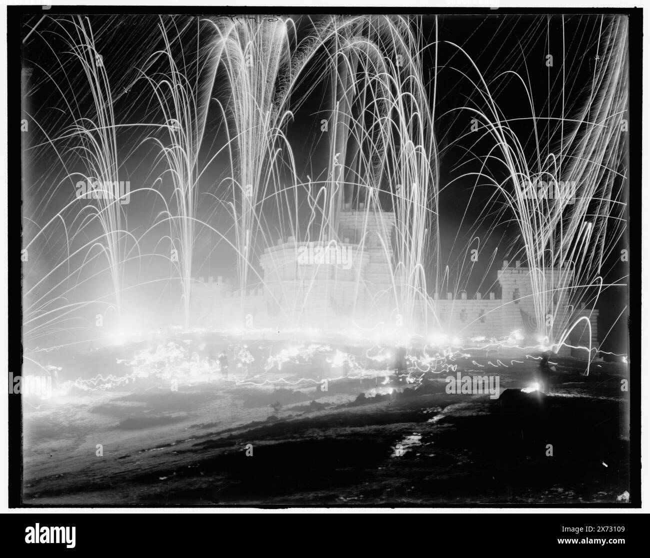 Mitwinterkarneval, Sturm auf die Festung, Upper Saranac Lake, New York, Titel und Datum aus Jacke., 'G 5712' auf negative. Detroit Publishing Co. No. 036977., Geschenk; State Historical Society of Colorado; 1949, Festivals. , Eisskulptur. , Feuerwerk. , Nacht. , Usa, New York (Bundesstaat), Saranac Lakes. Stockfoto
