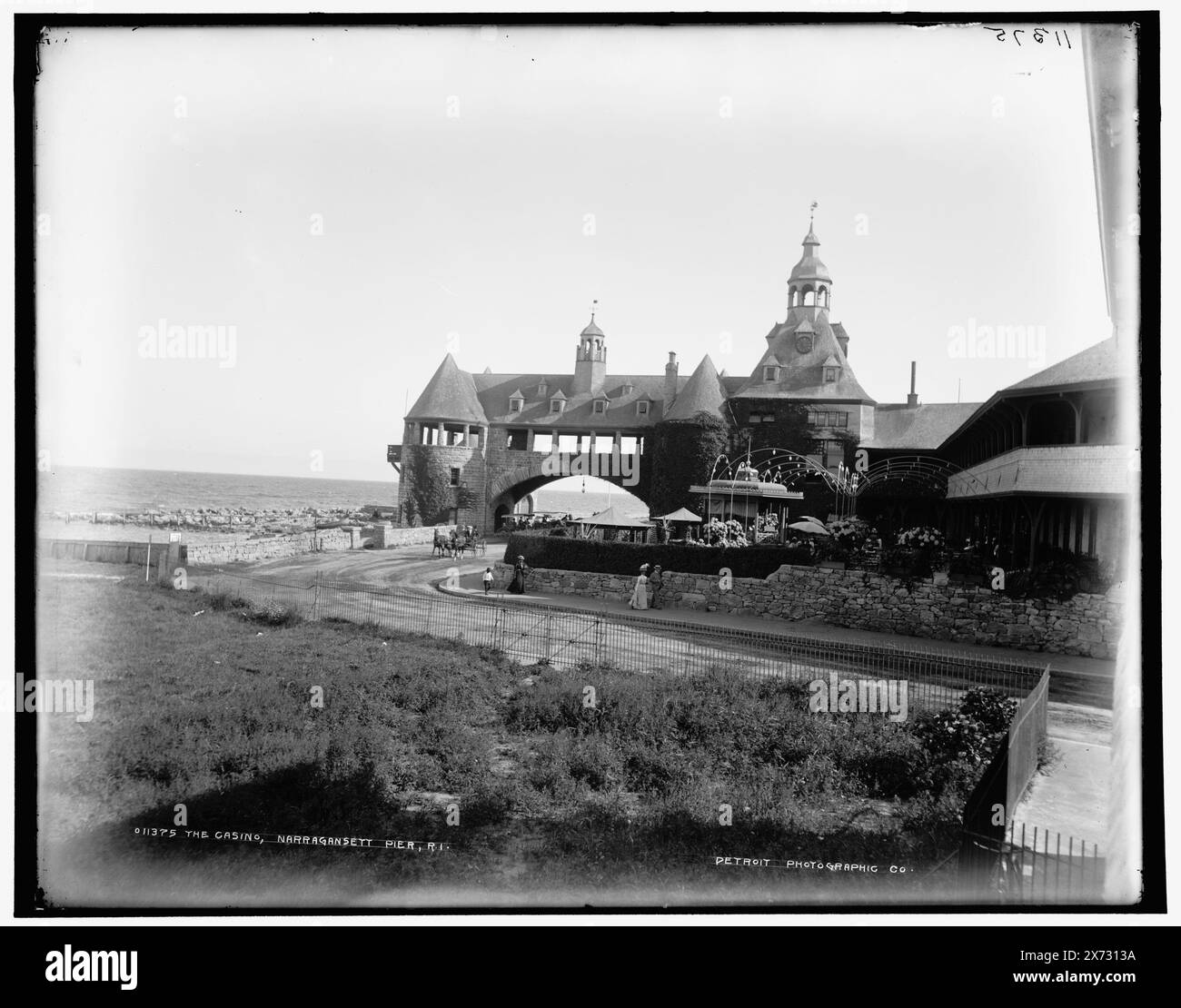 The Casino, Narragansett Pier, R.I., Datum basiert auf Detroit, Katalog F (1899)., Detroit Publishing Co.-Nr. 011375., Geschenk; State Historical Society of Colorado; 1949, Waterfronts. , Casinos. , Usa, Rhode Island, Narragansett Pier. Stockfoto