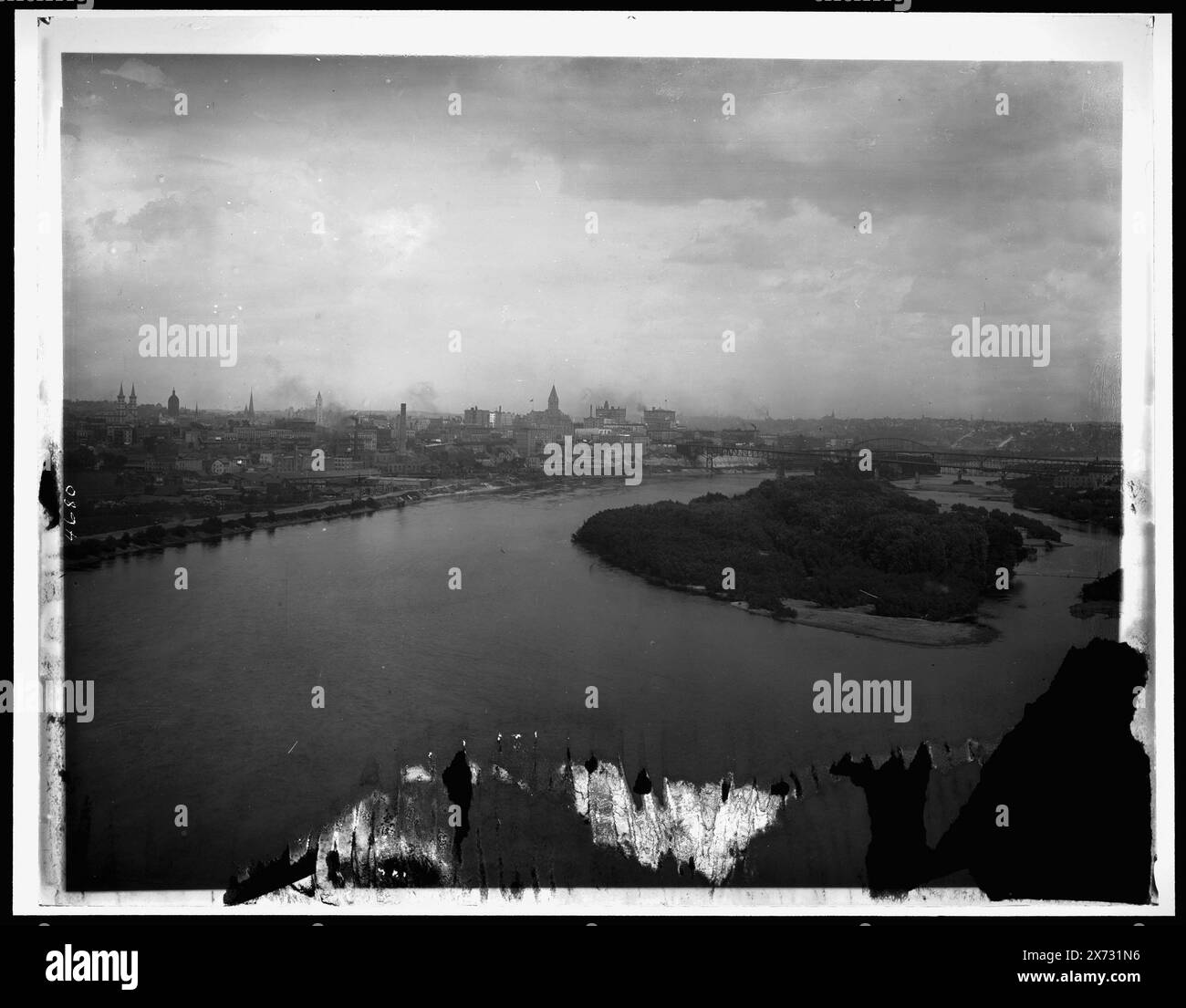 St. Paul, Minn. From High viaduct, Date based on Detroit, Catalogue F (1899)., '331' on negative., entsprechende Glastransparenz (gleicher Seriencode) verfügbar auf Videodisc Frame 1A-28884., Detroit Publishing Co.-Nr. 04680., Geschenk; State Historical Society of Colorado; 1949, Rivers. , Inseln. , Usa, Minnesota, Saint Paul. , Usa, Mississippi River. Stockfoto