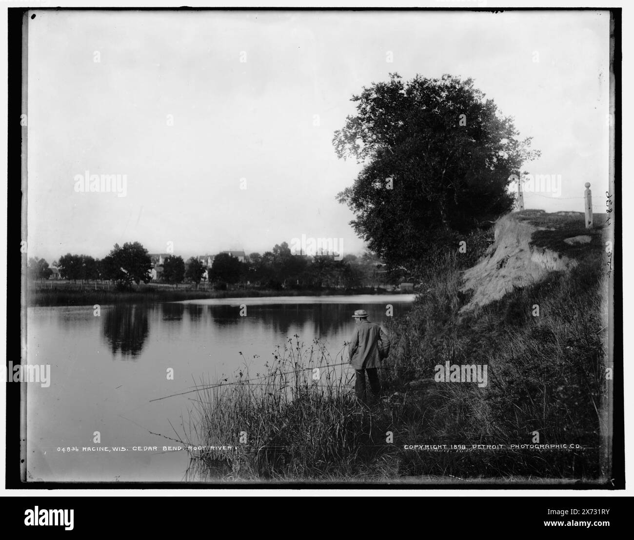 Racine, Wiss., Cedar Bend, Root River, '550' auf negativ. Detroit Publishing Co.-Nr. 04836., Geschenk; State Historical Society of Colorado; 1949, Fishing. , Flüsse. , Usa, Wisconsin, Racine. , Usa, Wisconsin, Root River. Stockfoto