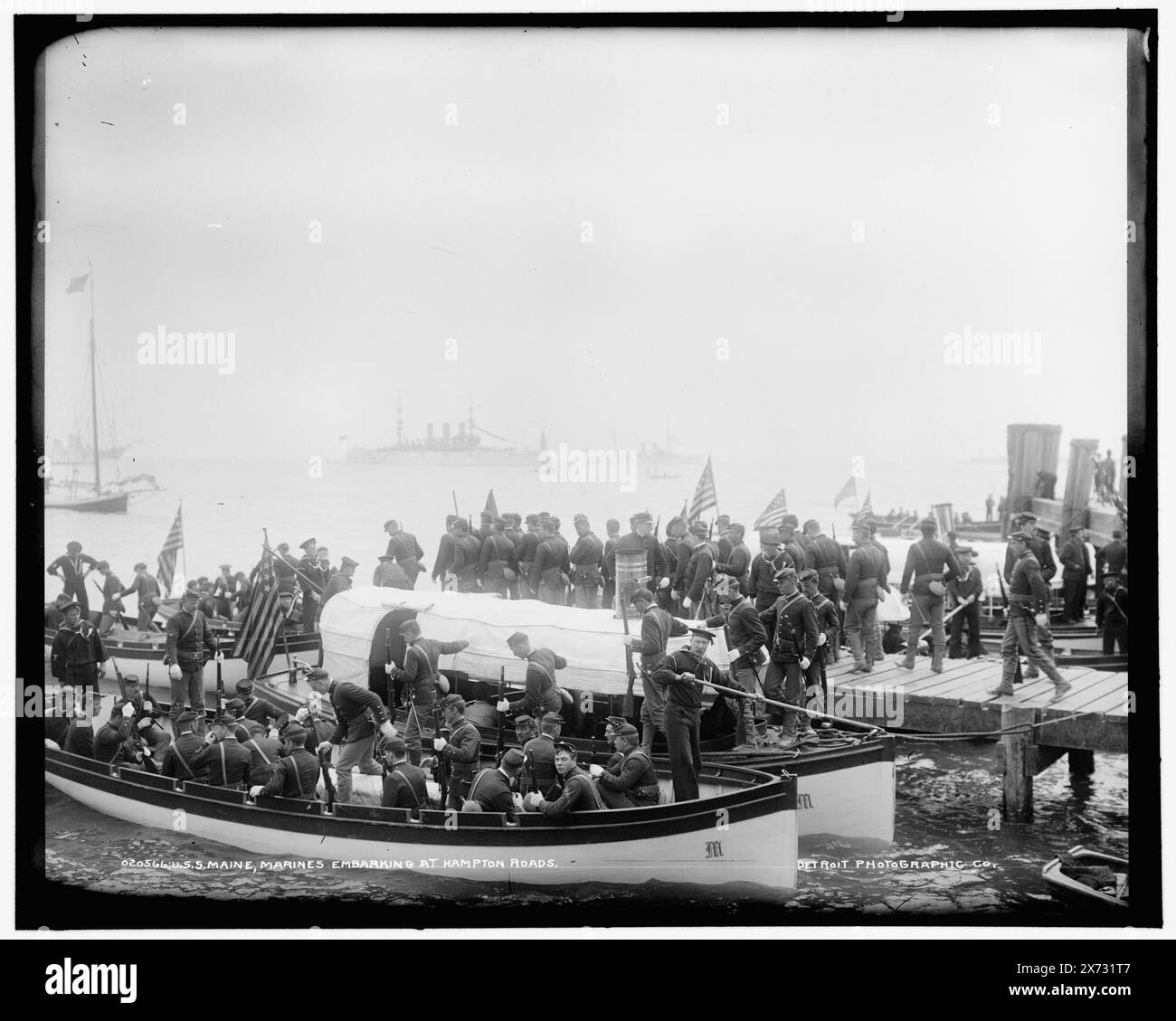 U.S.S. Maine, Marines auf Hampton Roads, Detroit Publishing Co.-Nr. 020566., Geschenk; State Historical Society of Colorado; 1949, Maine (Schlachtschiff), United States., Marine Corps. - Schlachtschiffe, Amerikaner. , Kanäle. , Soldaten. , Usa, Virginia, Hampton Roads. Stockfoto