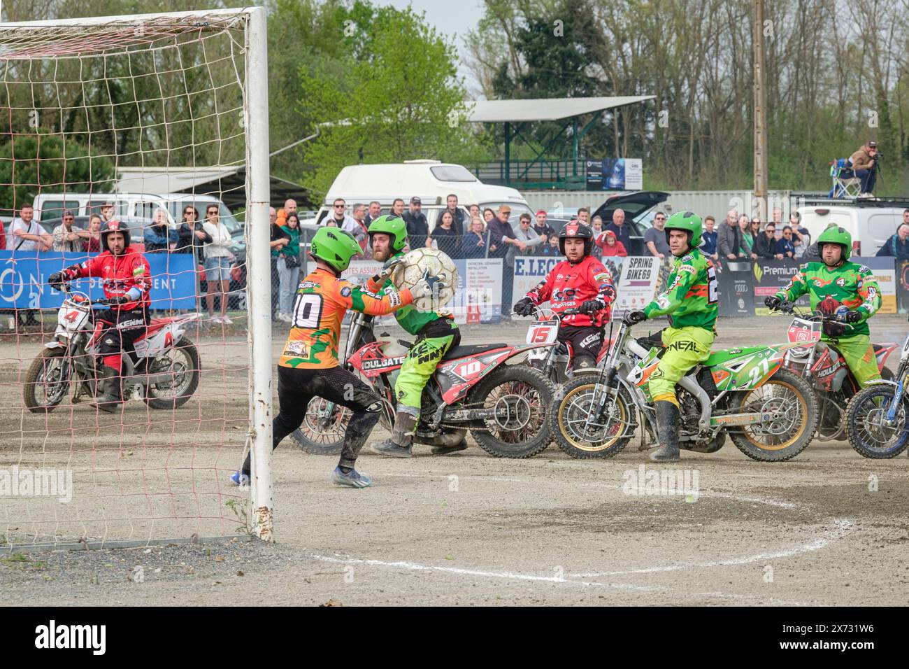 Action während des Elite 1 Moto Ball Matches zwischen MBC St Georges und Suma Troyes. Stockfoto