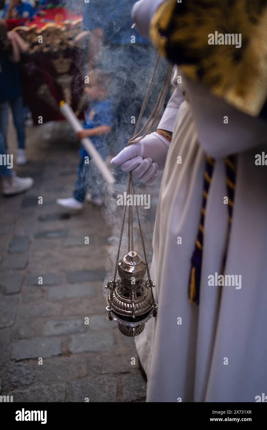 Zehnte Abreise der Cruz de Mayo, Maikreuzprozession der Bruderschaft Jesu el Pobre, Madrid, Spanien. Organisiert von der Hermandad y Cofradia Stockfoto