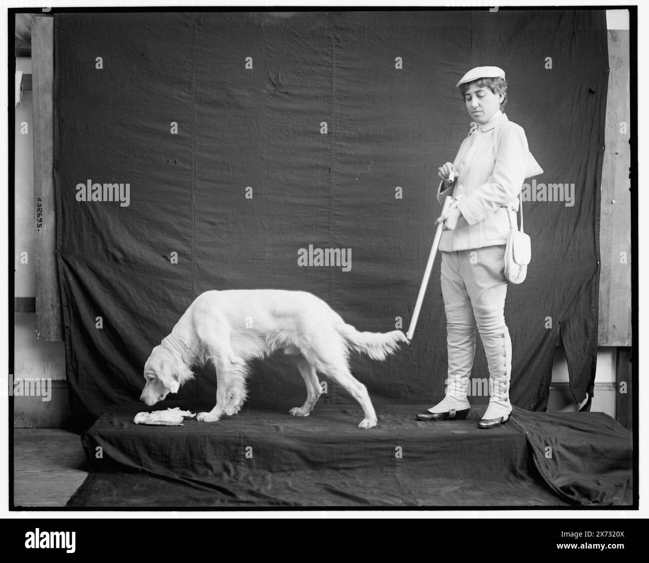 Billy und seine Geliebte in Jagdposien, Titel aus Jacke, Detroit Publishing Co.-Nr. 032695., Geschenk; State Historical Society of Colorado; 1949, Jagd. , Jagdhunde. , Frauen. Stockfoto