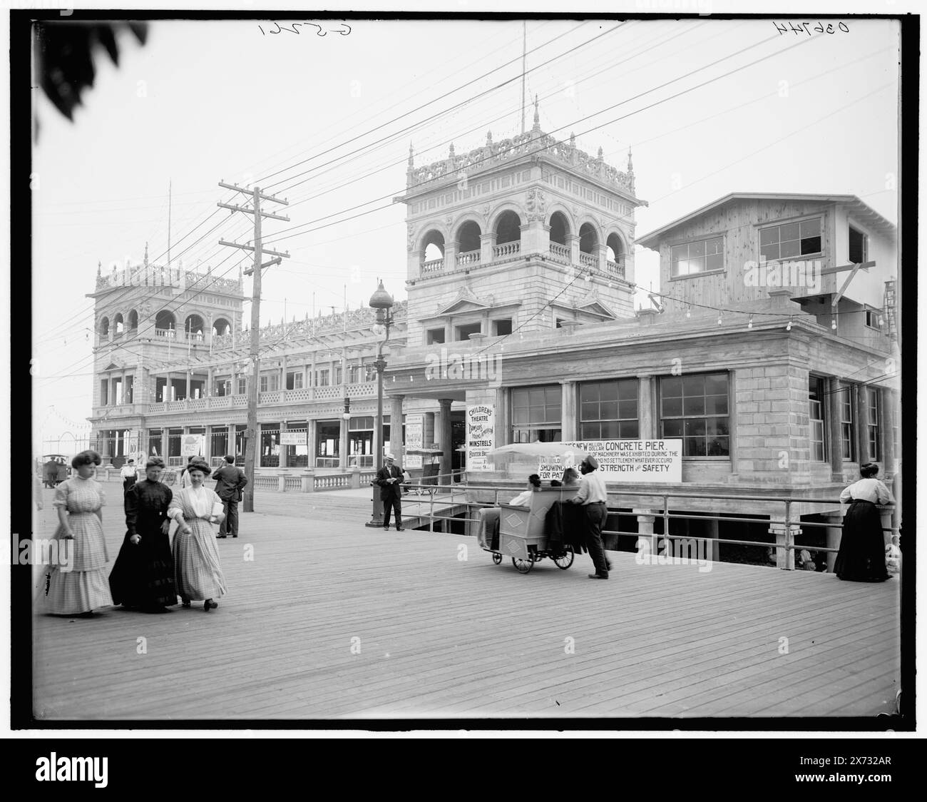 Young's Million Dollar Pier, Atlantic City, N.J., Titel aus Jacke, 'G 5261' auf negativ, Detroit Publishing Co.-Nr. 036744., Geschenk; State Historical Society of Colorado; 1949, Amusement Piers. Usa, New Jersey, Atlantic City. Stockfoto